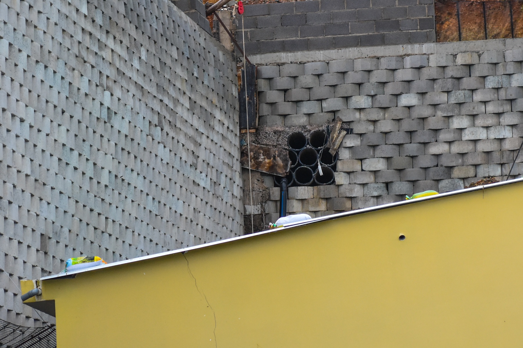 Ke sat lo o khu biet thu anh 10