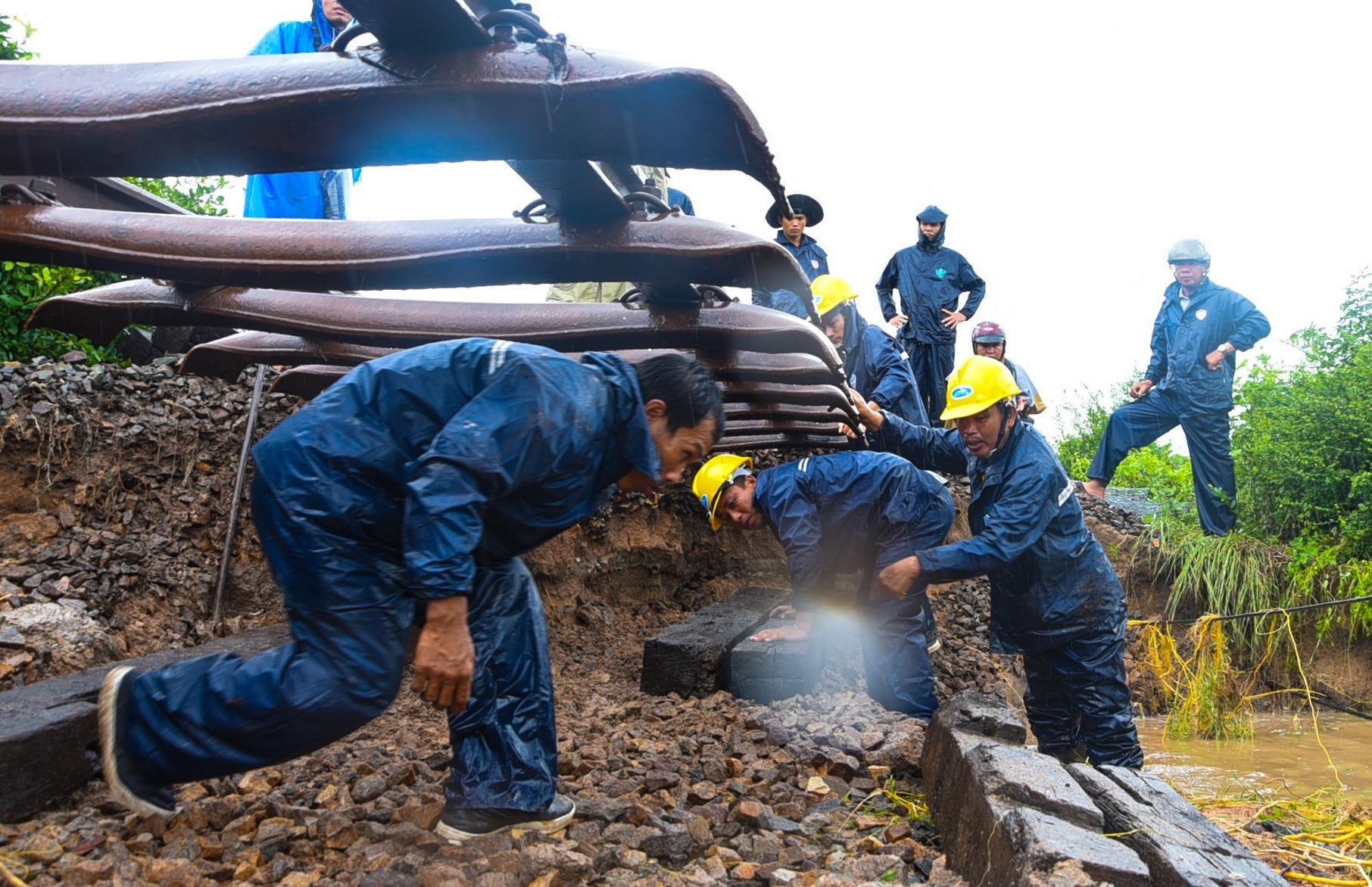 Mua lu ngap sau, duong sat Bac - Nam van te liet hinh anh