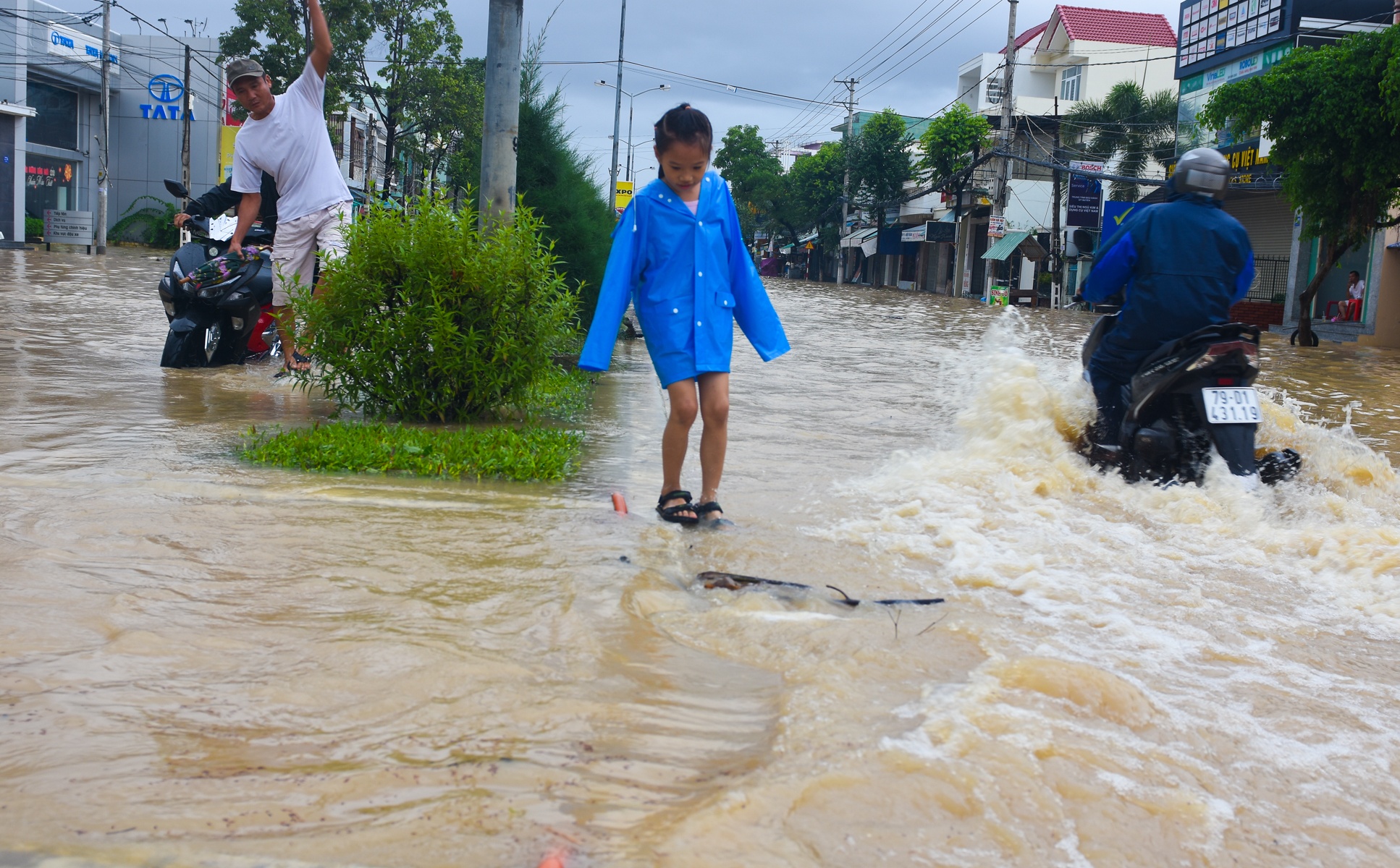 Giao thong dao lon mua lu anh 3