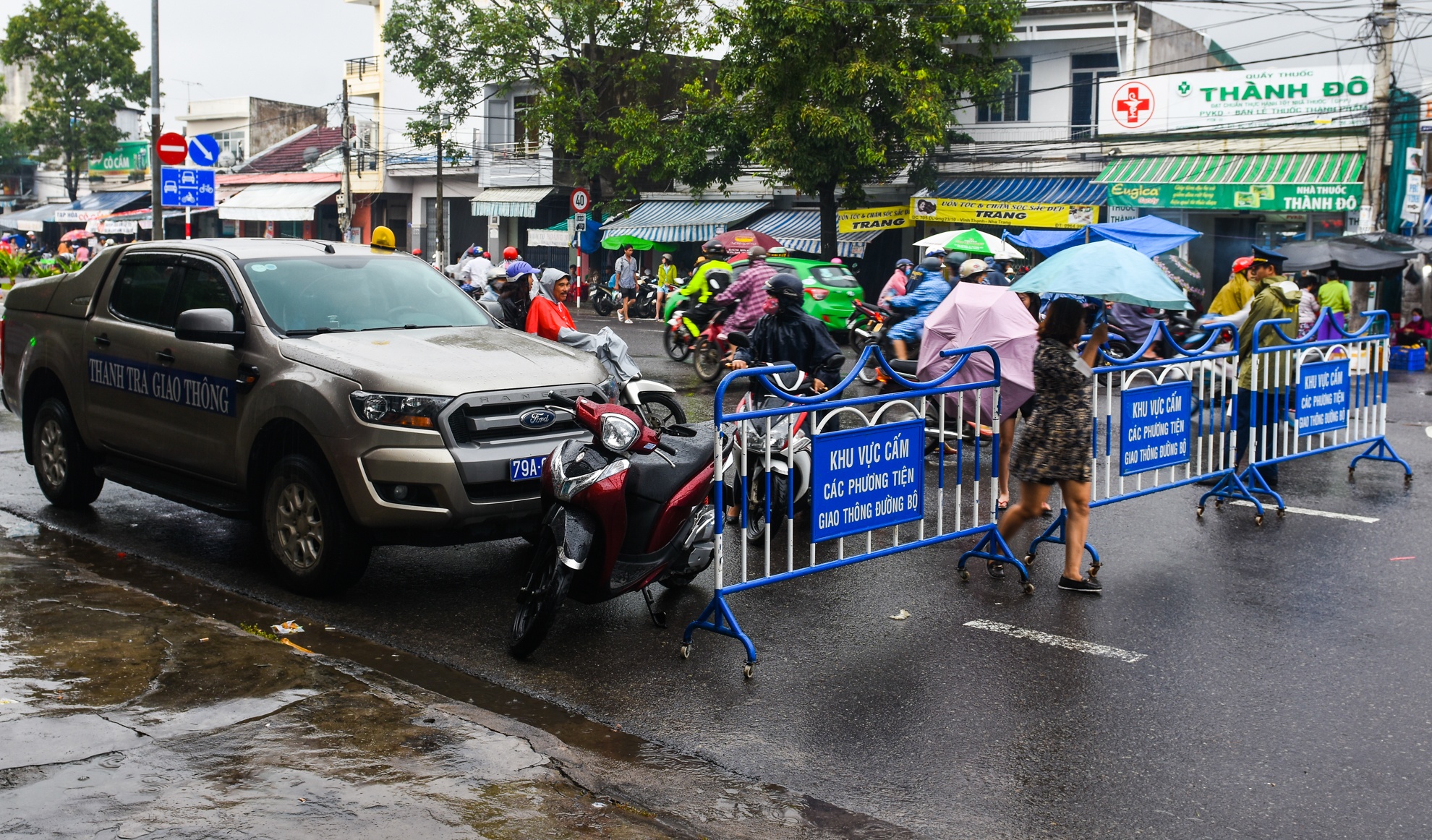 Giao thong dao lon mua lu anh 5