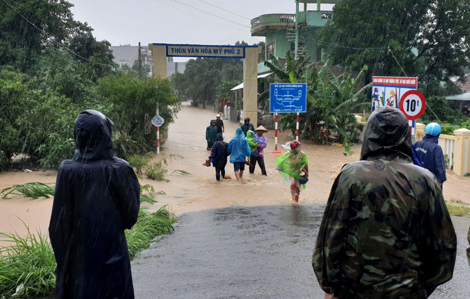 Cuu song hai vo chong bi lu cuon troi o Phu Yen hinh anh