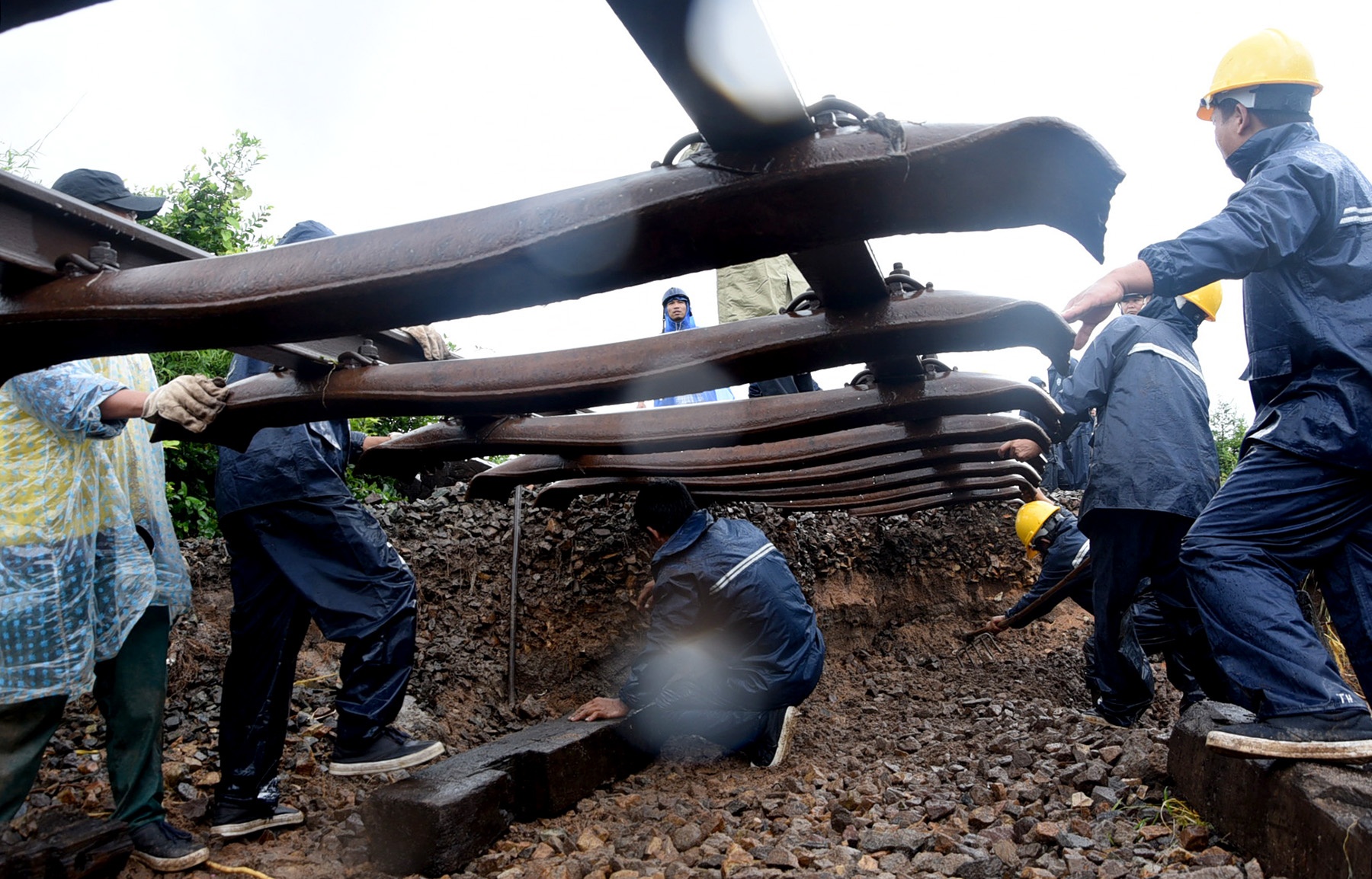 Duong sat Bac - Nam thong tuyen sau hon 36 gio te liet hinh anh