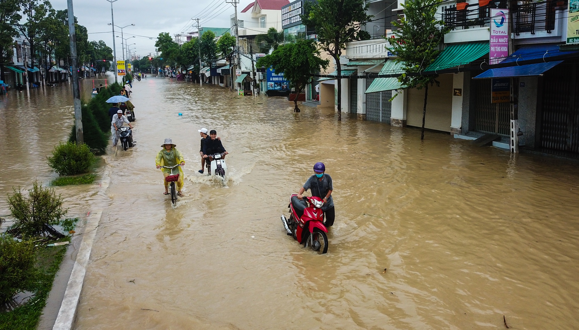 Giao thong dao lon mua lu anh 2