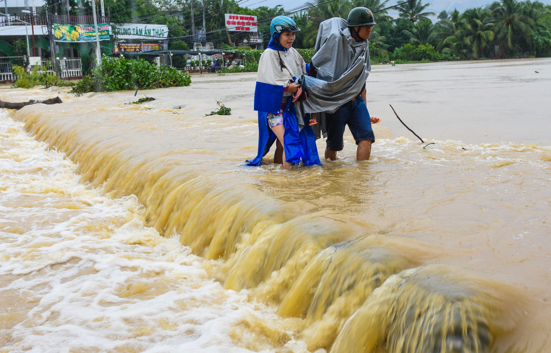 Giao thong dao lon mua lu anh 6