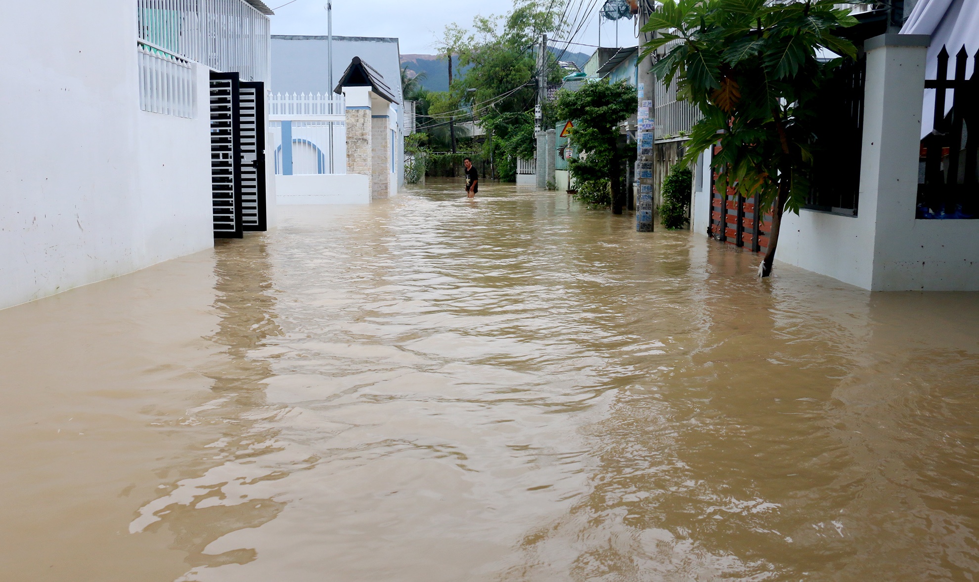 Giao thong dao lon mua lu anh 10