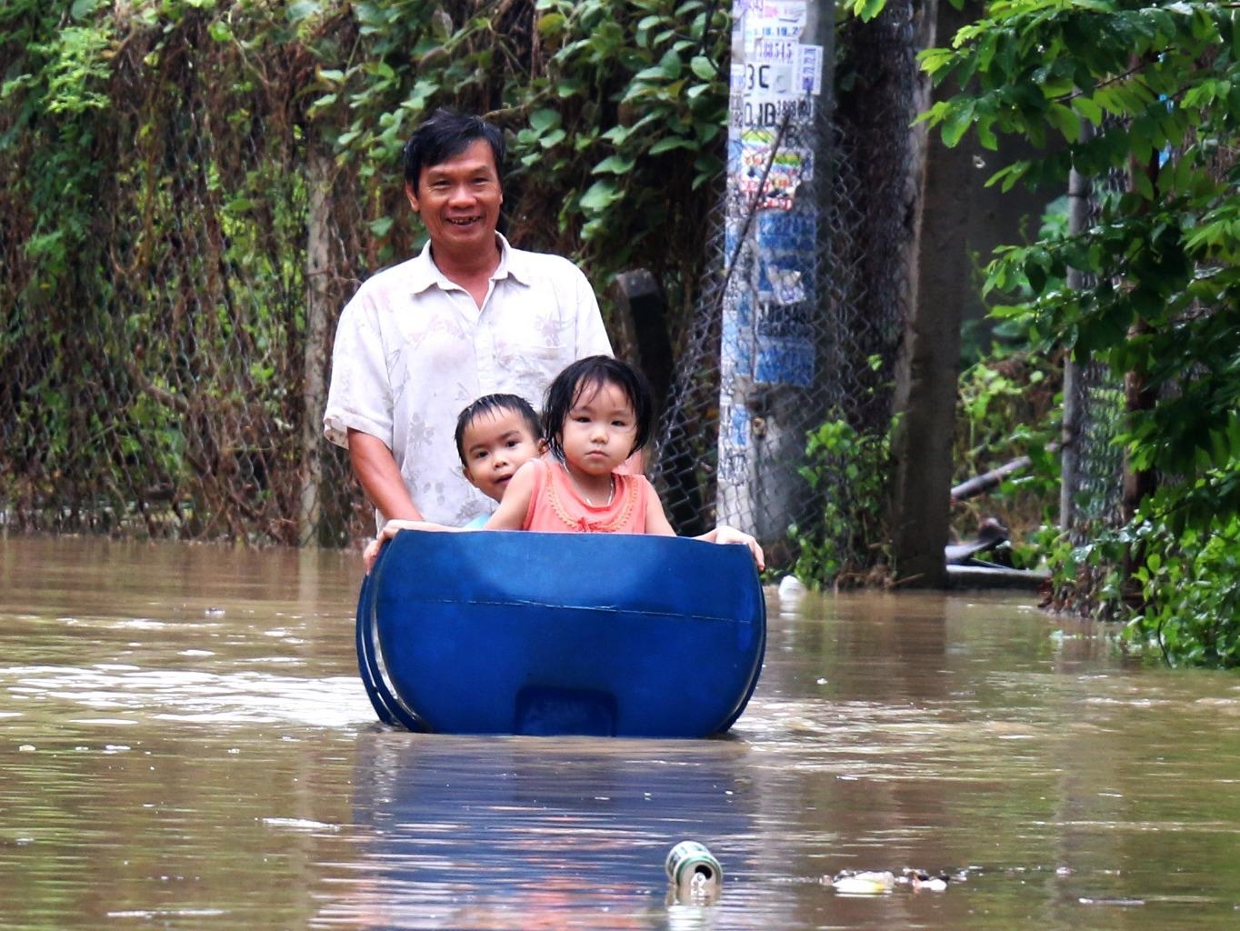 Pho bien Nha Trang ngap lu, giao thong te liet dau tuan hinh anh