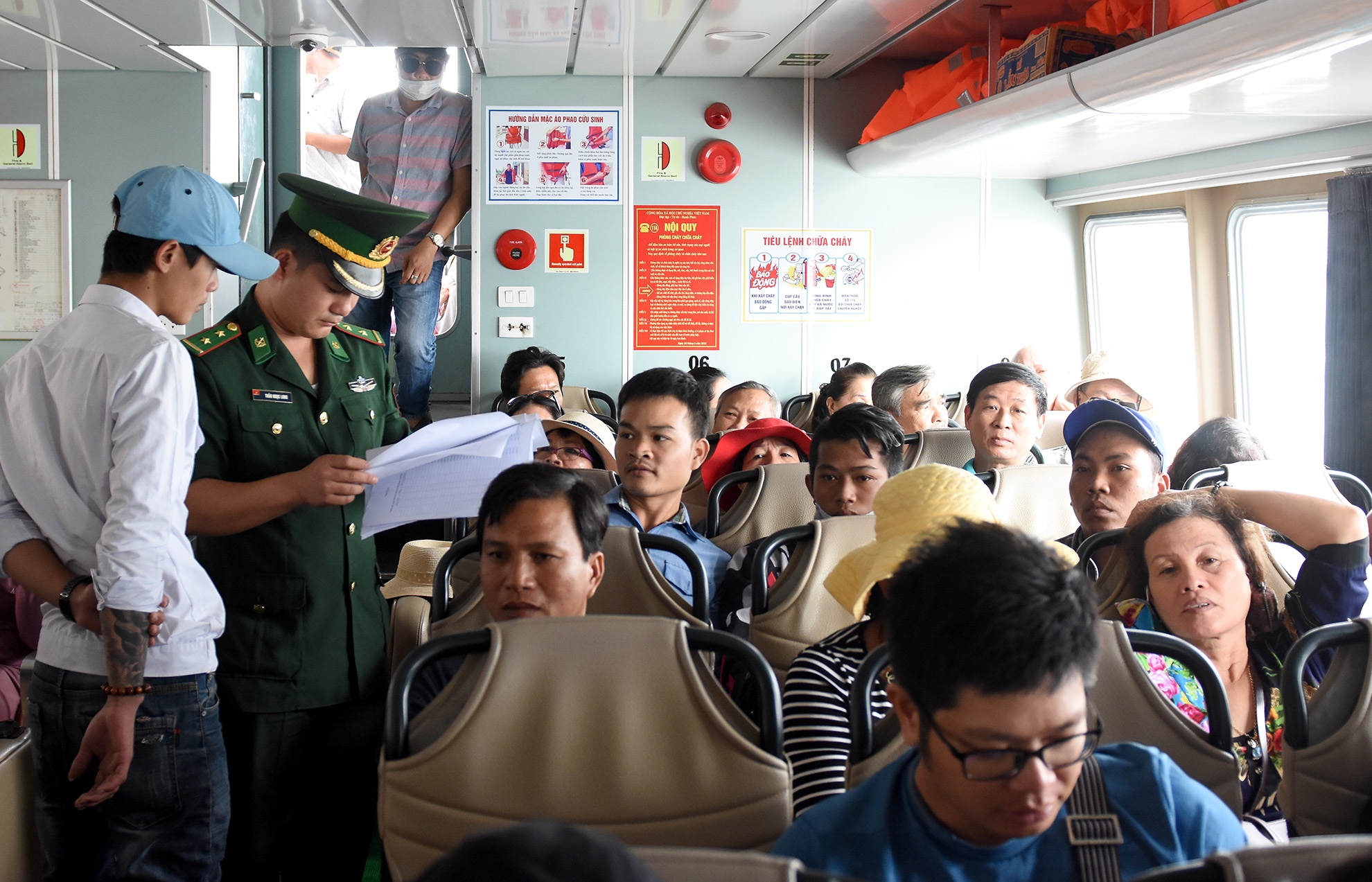 Chan chinh tinh trang tranh gianh khach tren tuyen Sa Ky - Ly Son hinh anh