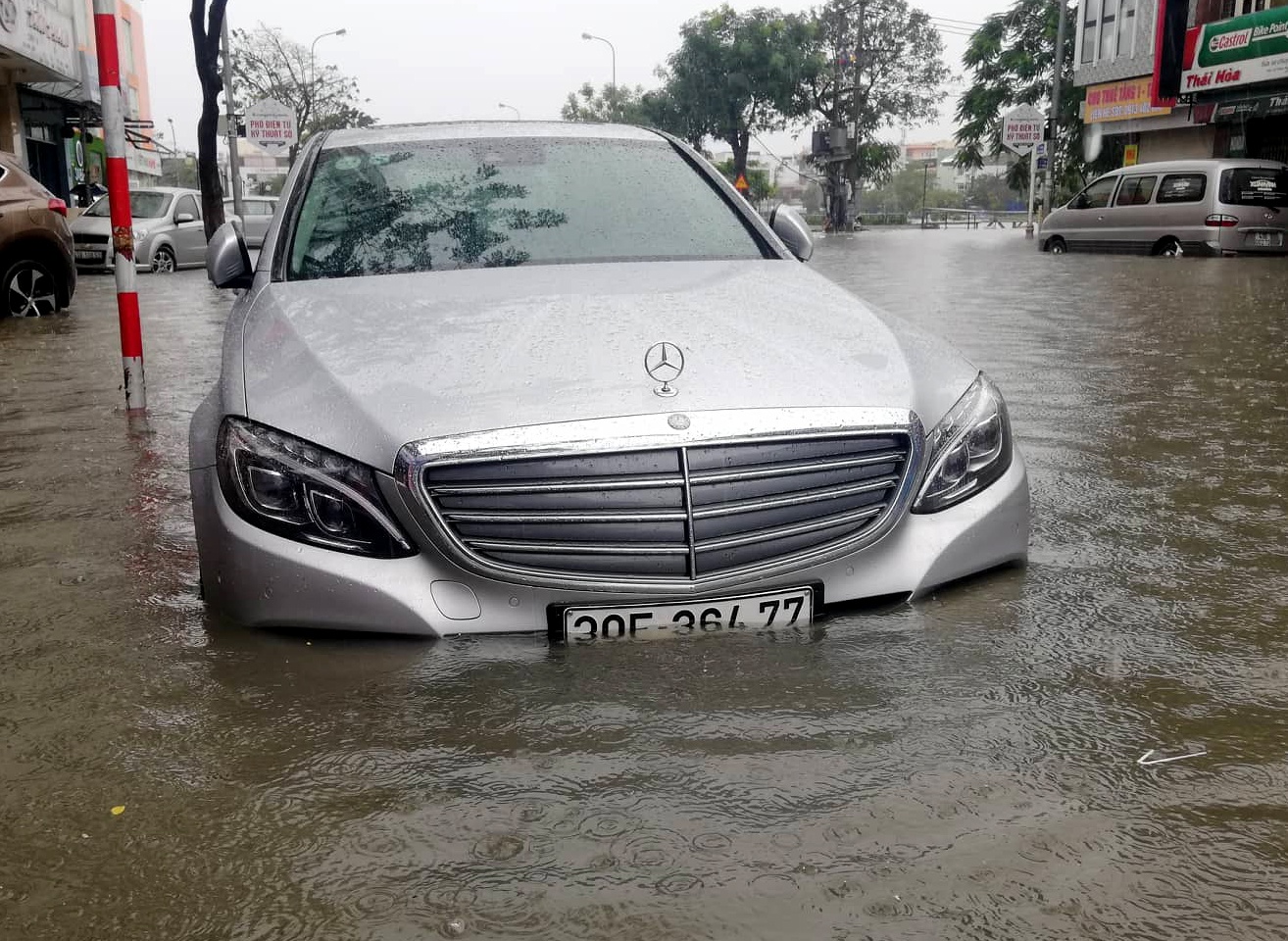 Toyota, Mercedes troi dat tren duong ngap nuoc o Da Nang hinh anh