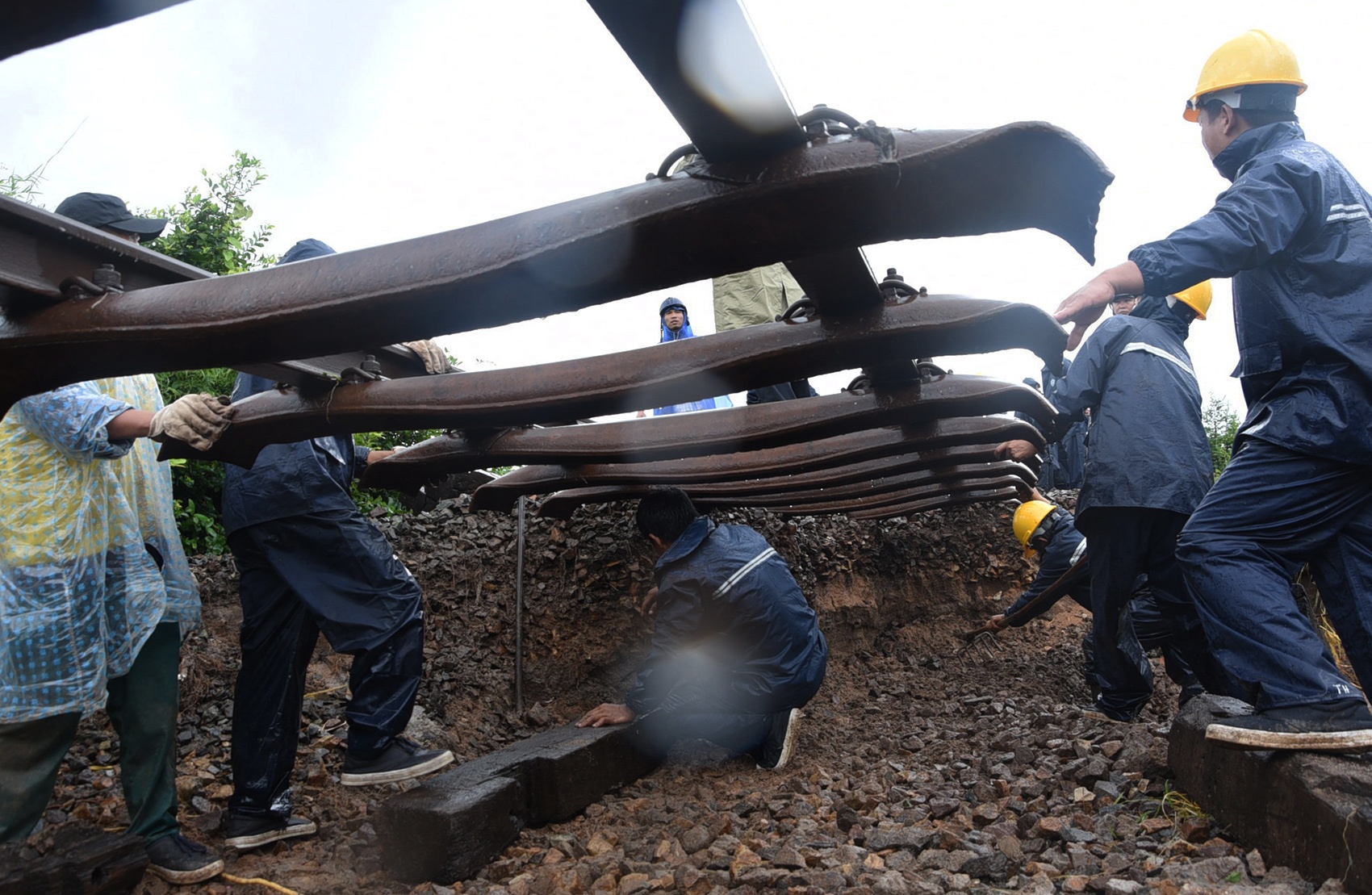 Duong sat Bac - Nam lien tuc bi ach tac do sat lo hinh anh