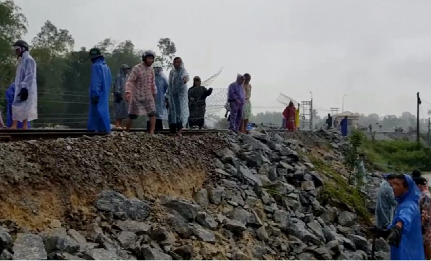Mưa lũ sạt lở đường sắt ảnh 1 Mua lu sat lo duong sat anh 1