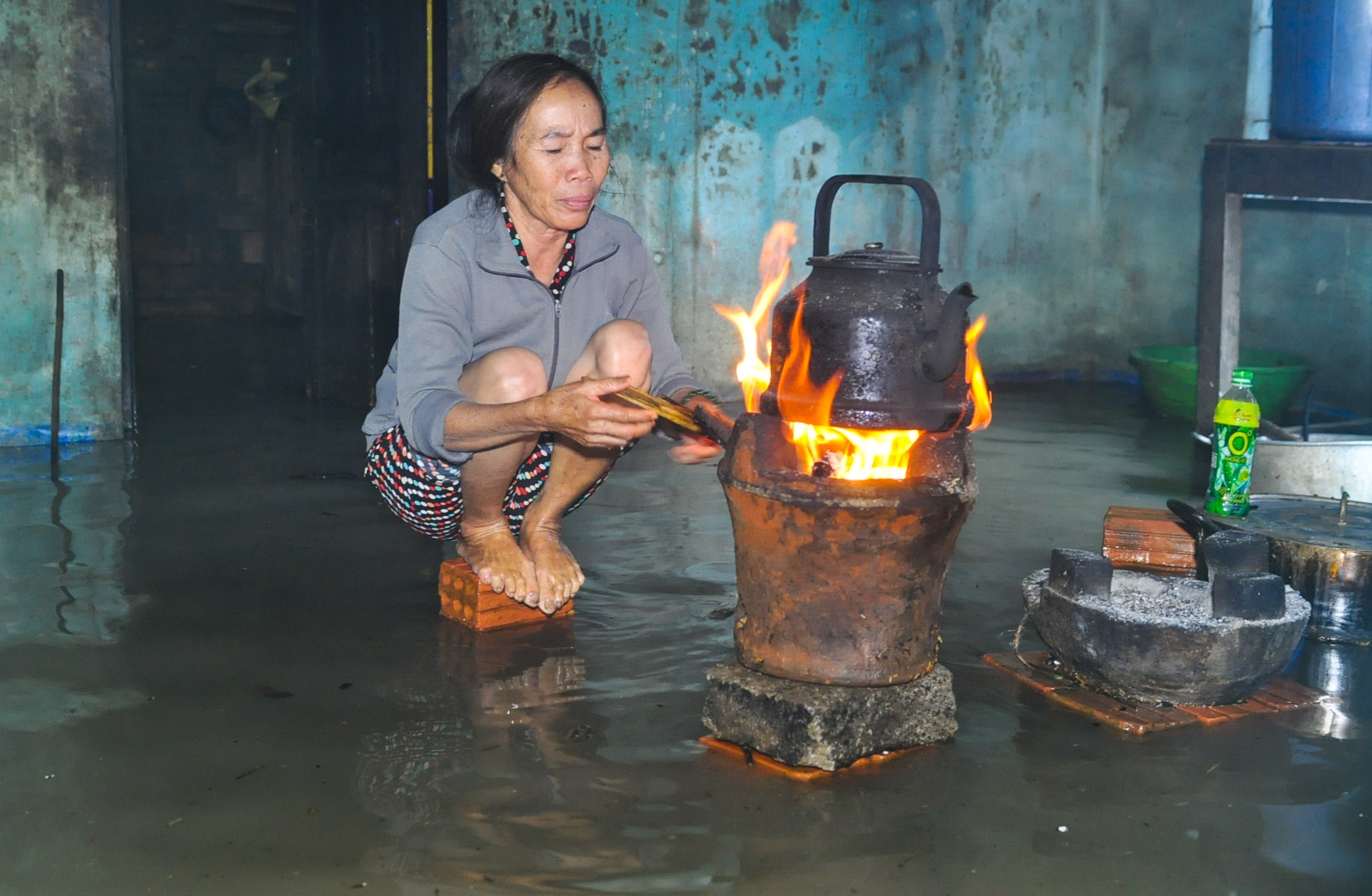 Lu ap ve, hang nghin dan Quang Ngai khong kip tro tay hinh anh