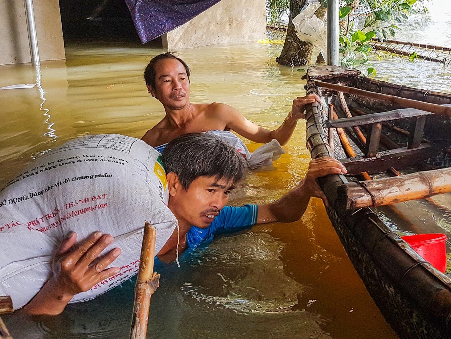 Hang nghin ho dan Quang Nam 'vat lon' voi mua lu suot 3 ngay hinh anh