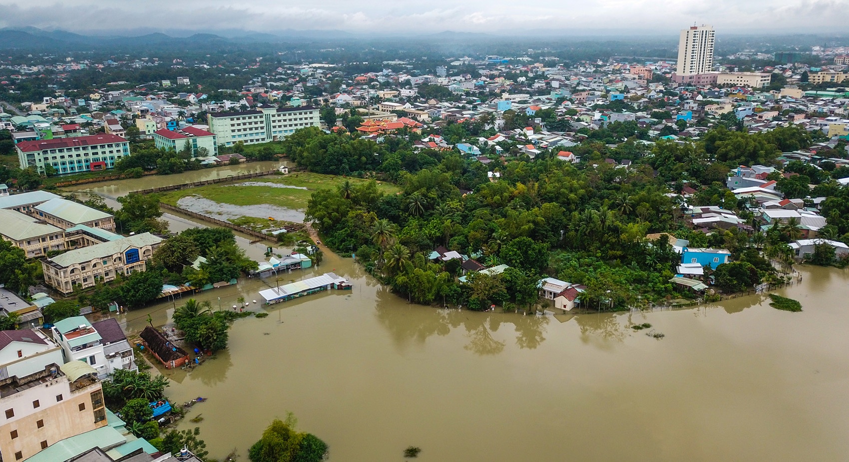 Canh thanh pho Tam Ky chim trong bien nuoc nhin tu flycam hinh anh