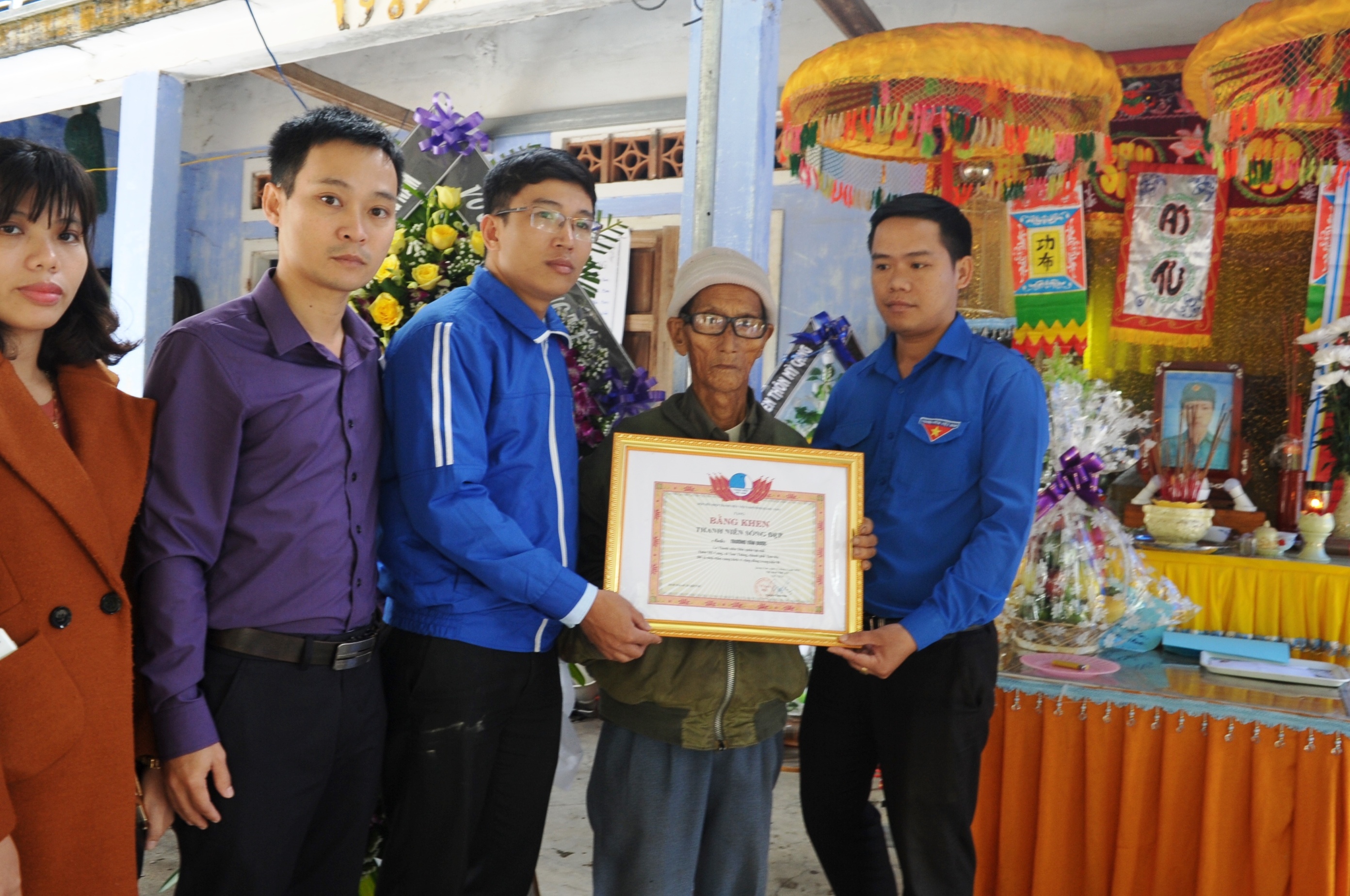 Vinh danh anh dan quan cuu nguoi den kiet suc, thiet mang trong lu hinh anh