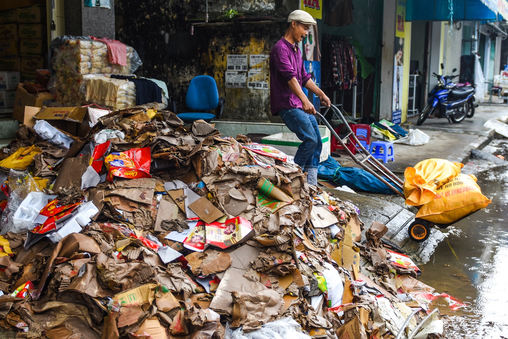 Rac, rau cu thoi rua tran lan cho Tam Ky sau mua lu hinh anh