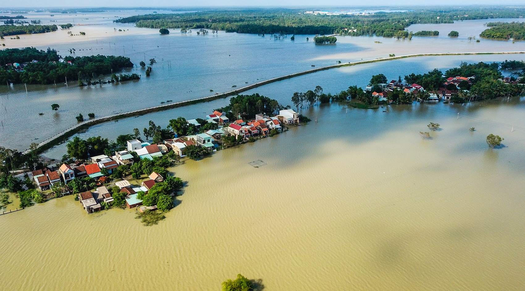 Vi sao do thi Tam Ky ngap lut keo dai? hinh anh