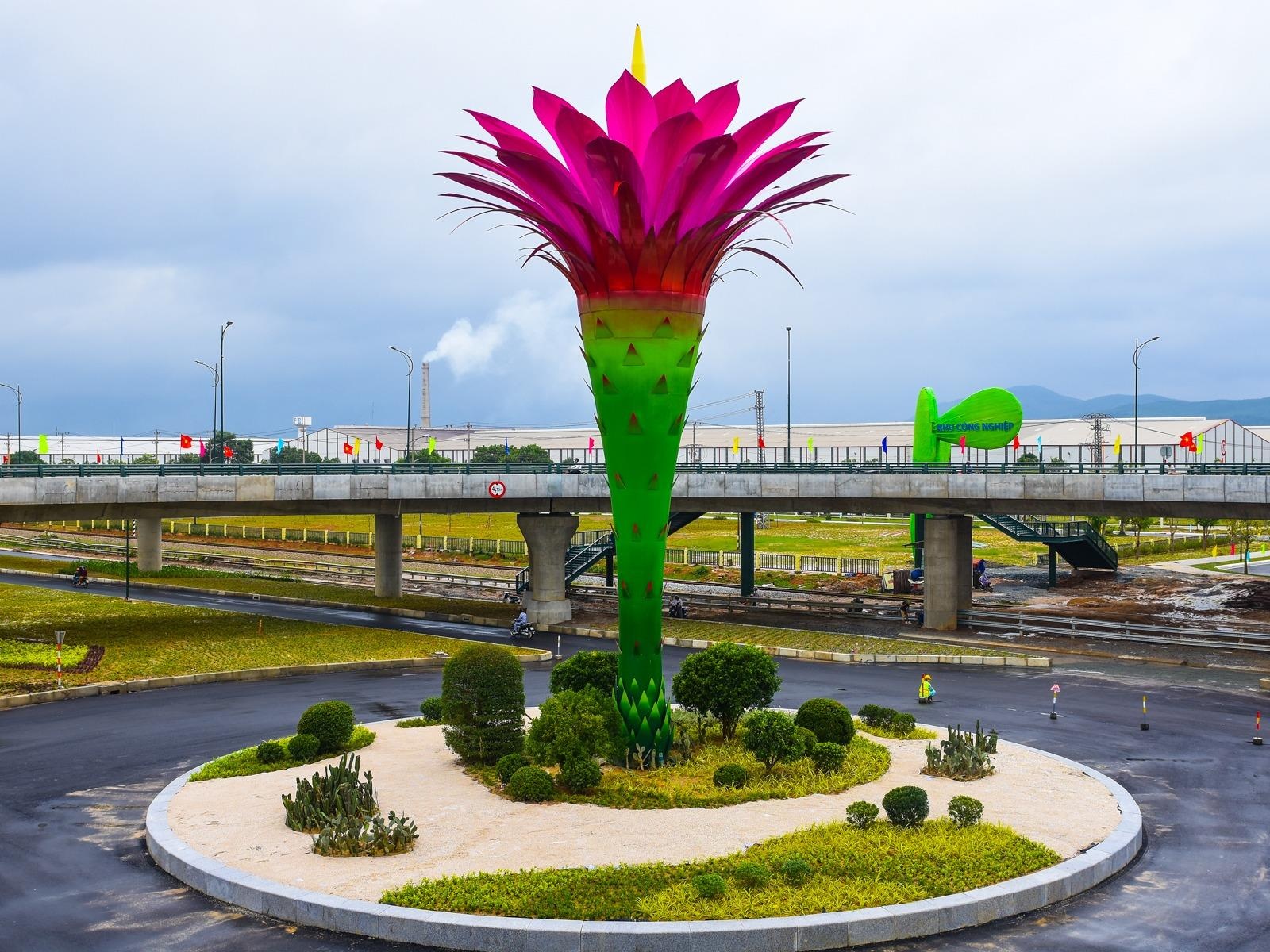 Cau vuot mang bieu tuong hoa xuong rong o Khu kinh te Chu Lai hinh anh