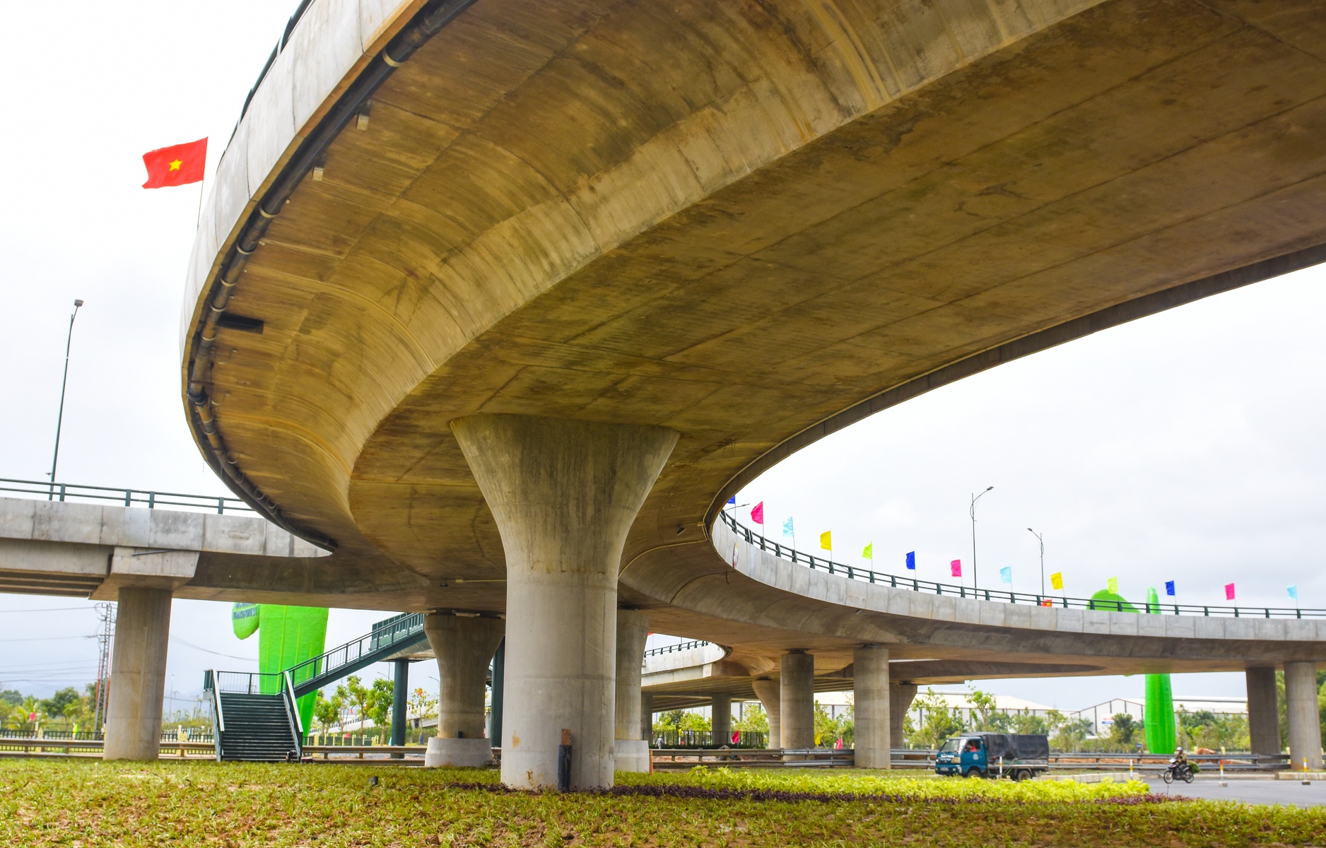 Cau vuot hoa xuong rong o quang anh 7