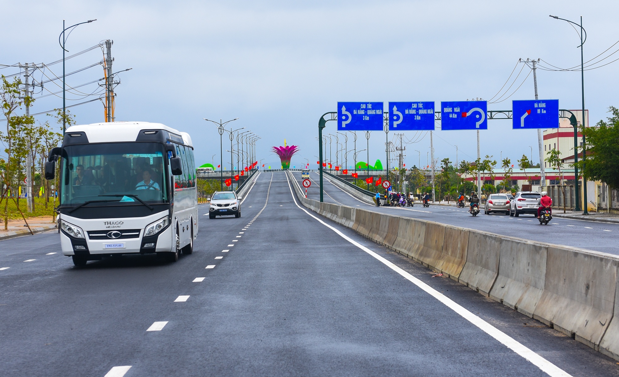 Cau vuot hoa xuong rong o quang anh 10