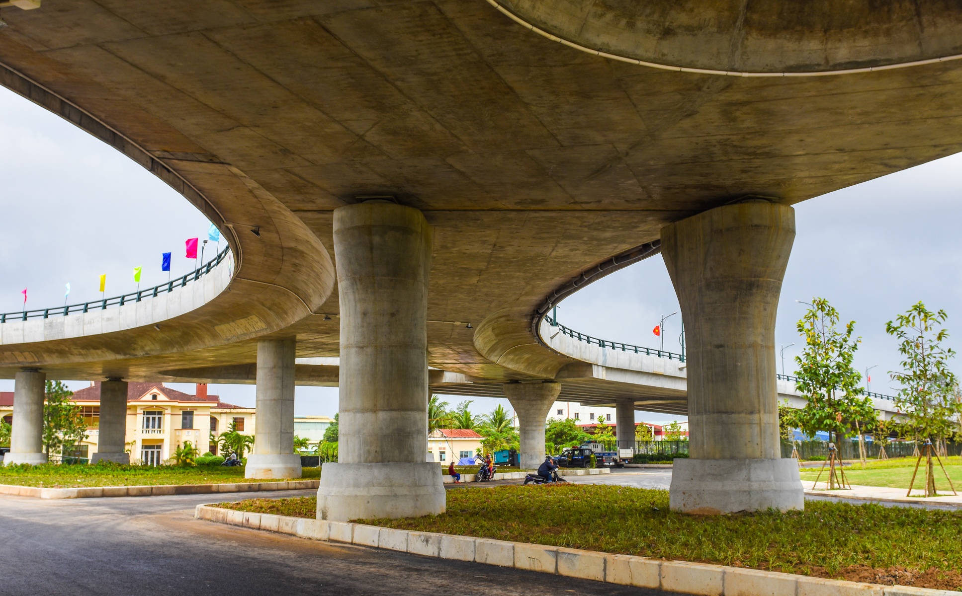 Cau vuot hoa xuong rong o quang anh 8