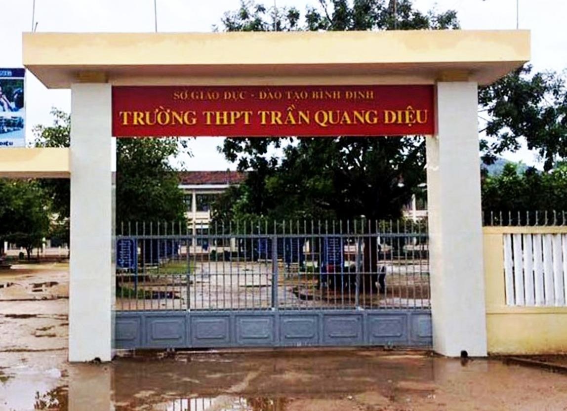 Hoc sinh lop 11 danh thay giao nhap vien cap cuu hinh anh