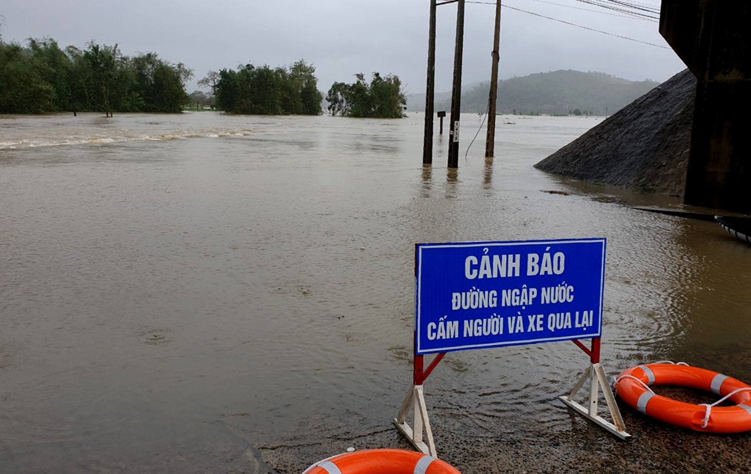 Mua lu lon mien Trung anh 2