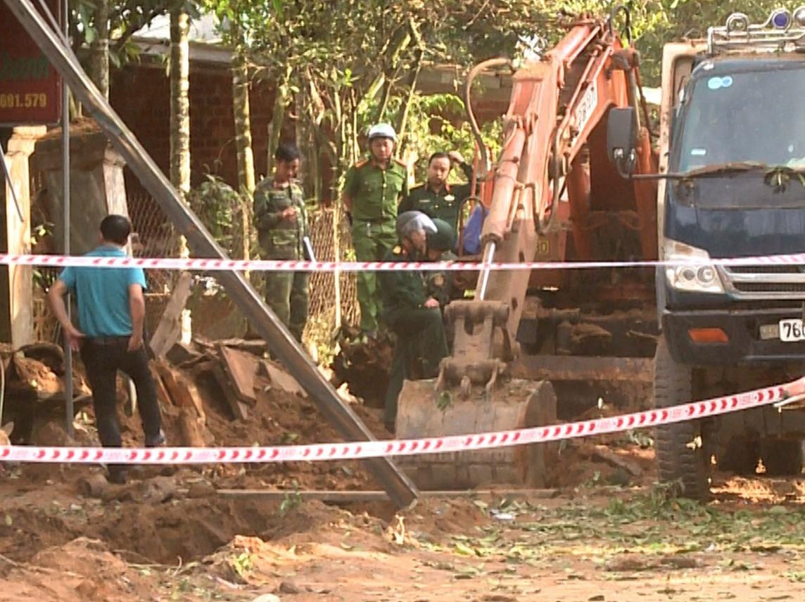 Xe xuc dao trung min phat no, mot nguoi bi thuong nang hinh anh