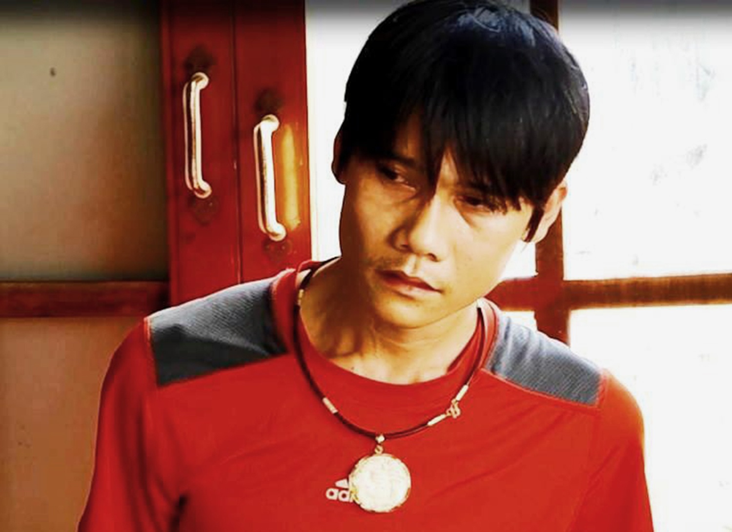 Hop nhua chua 112 goi ma tuy giau duoi chan cau thang hinh anh