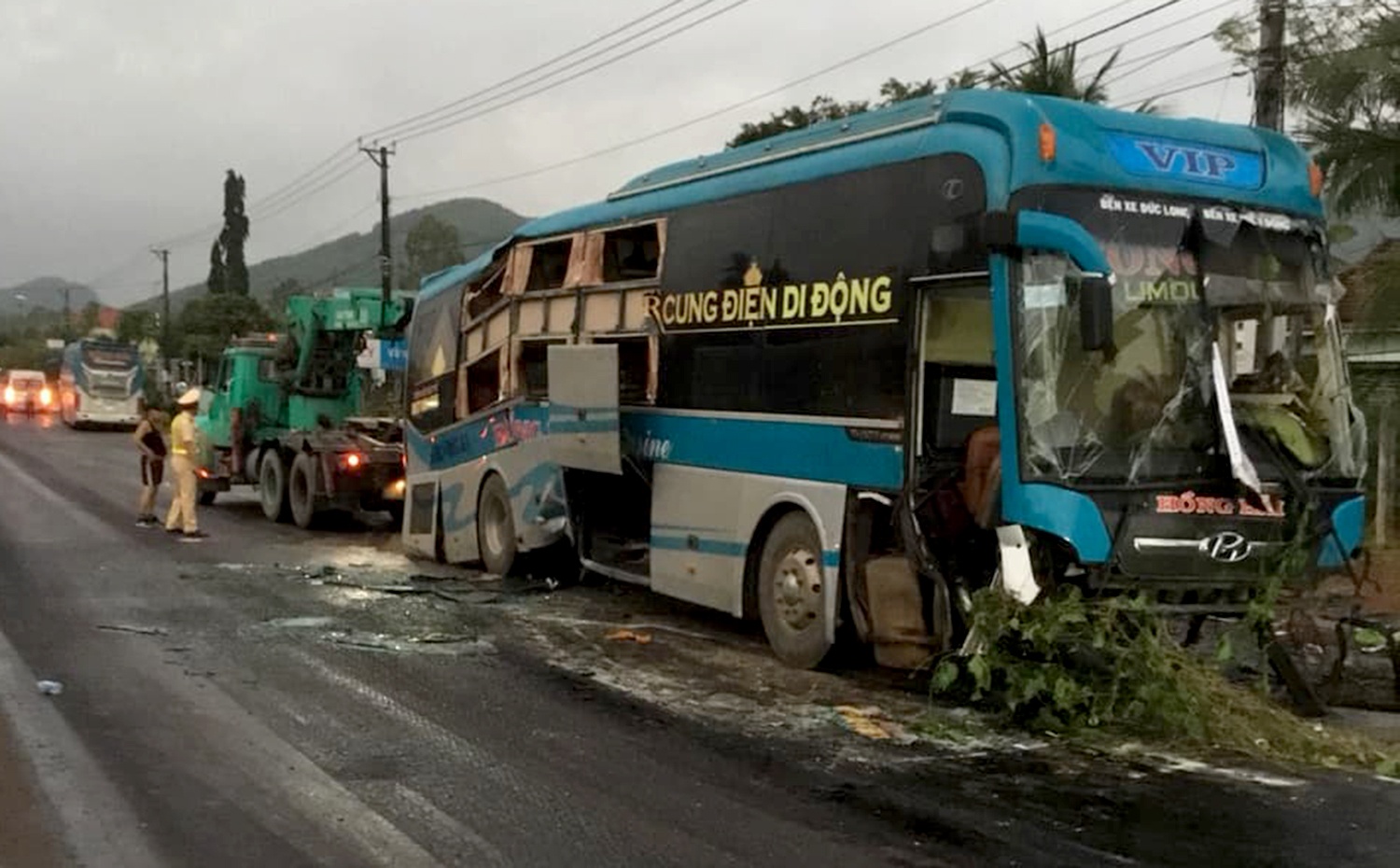 Oto huc vao xe giuong nam lat tren quoc lo, 1 nguoi chet hinh anh