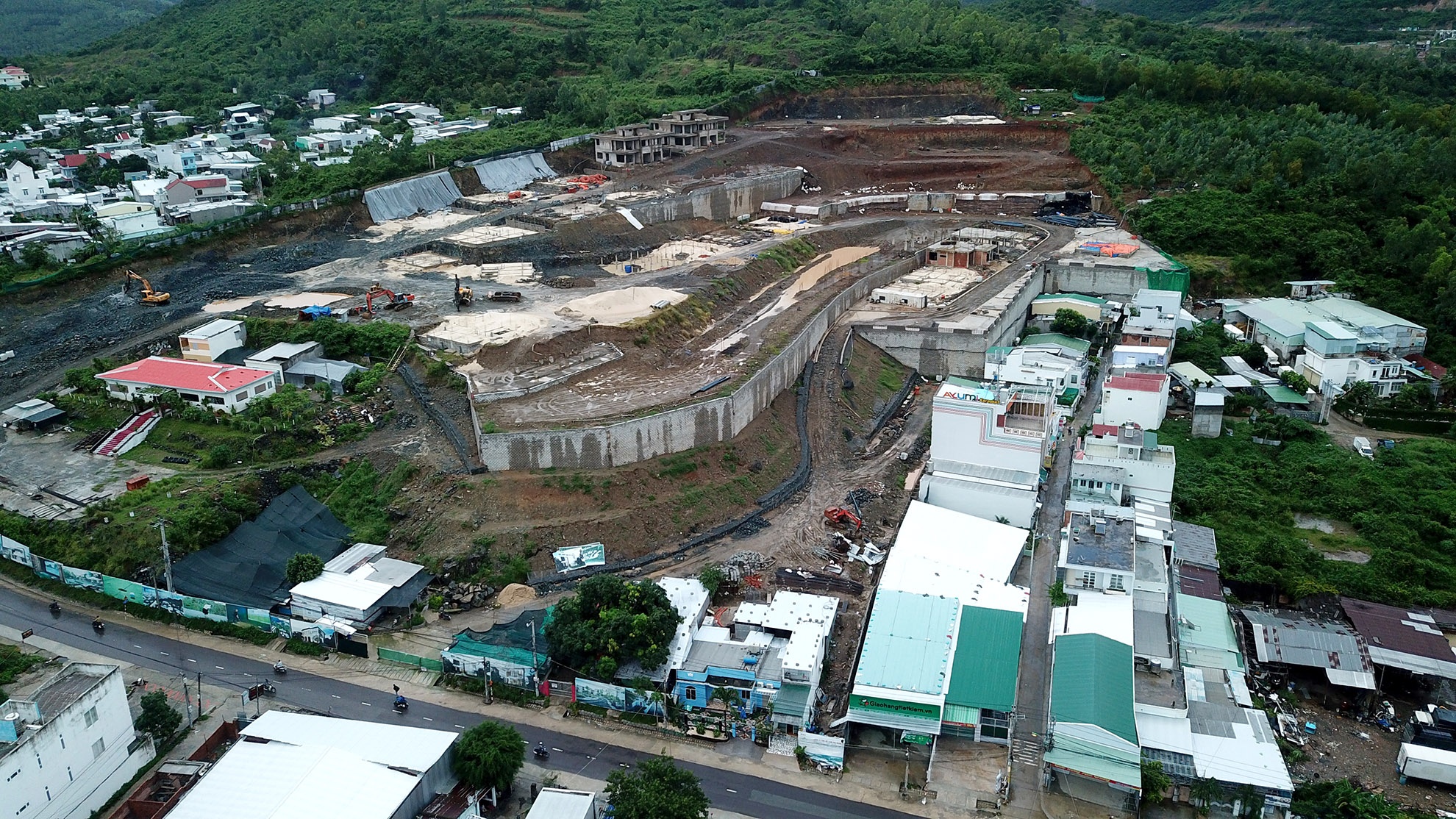 Yeu cau thao do cong trinh trai phep 'treo' tren dau dan Nha Trang hinh anh