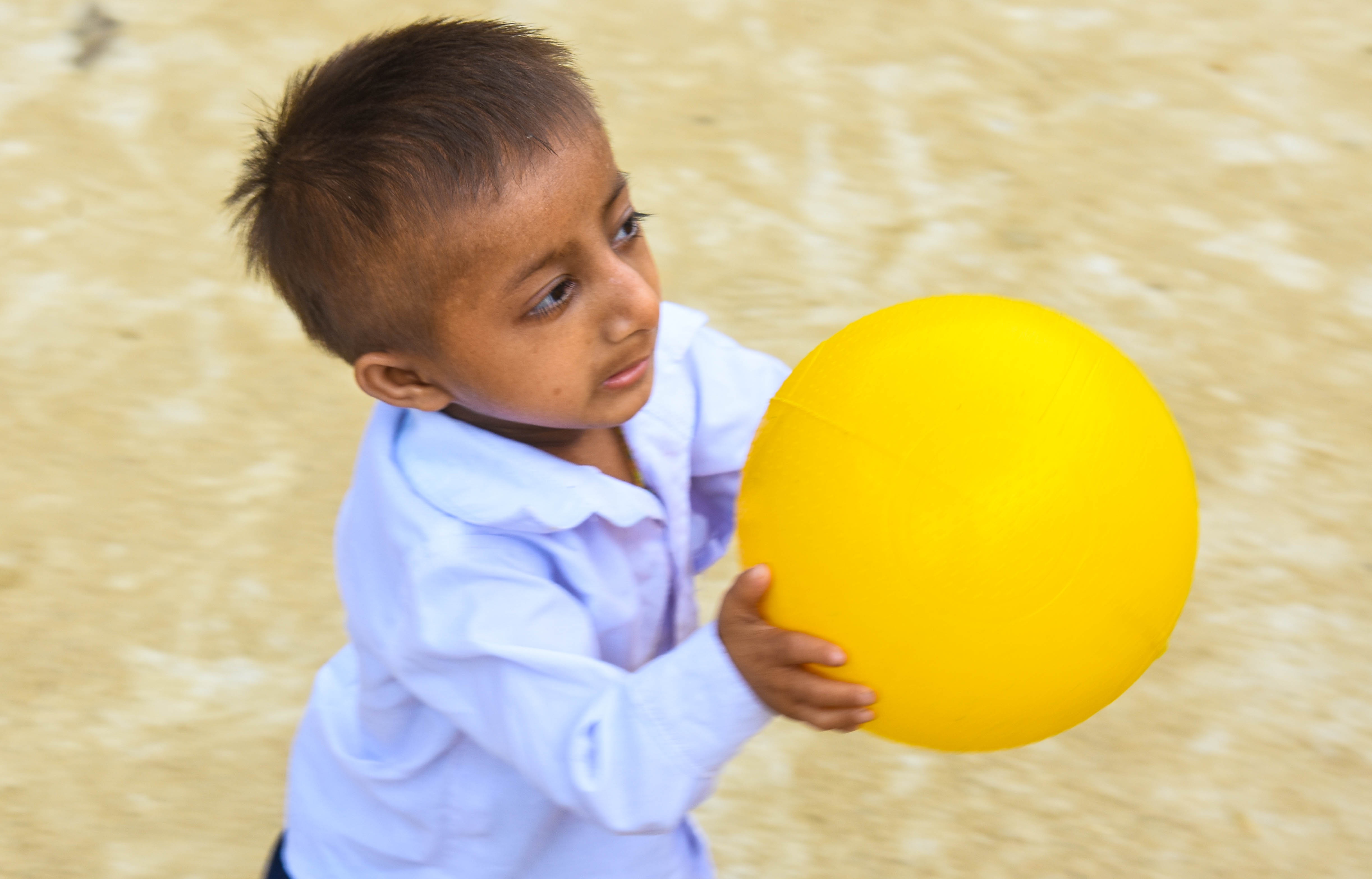 Nghe si TP.HCM tham, tang qua Tet be ty hon o Quang Ngai hinh anh