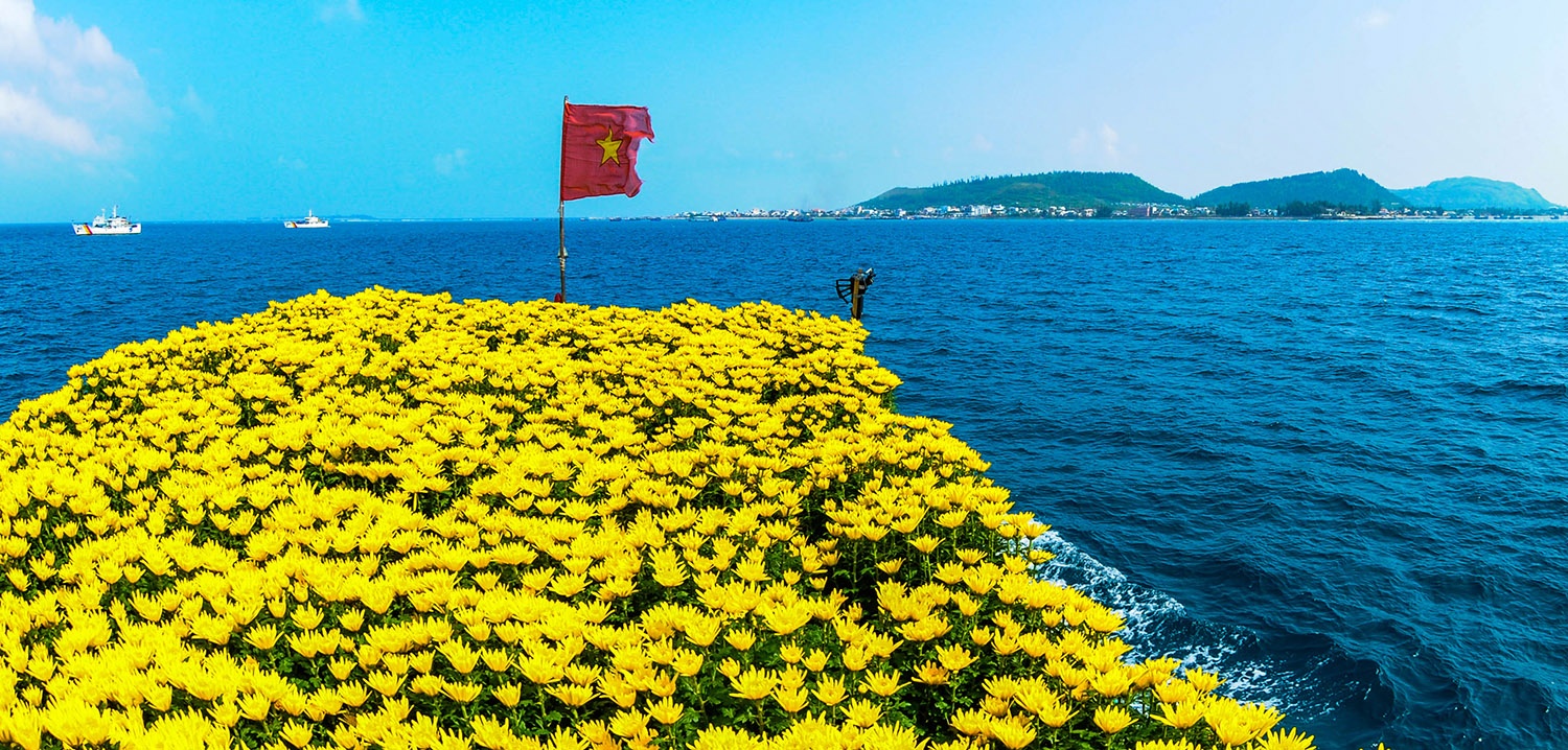 Nhung chuyen tau cho 'mua xuan' vuot bien ra dao Ly Son hinh anh