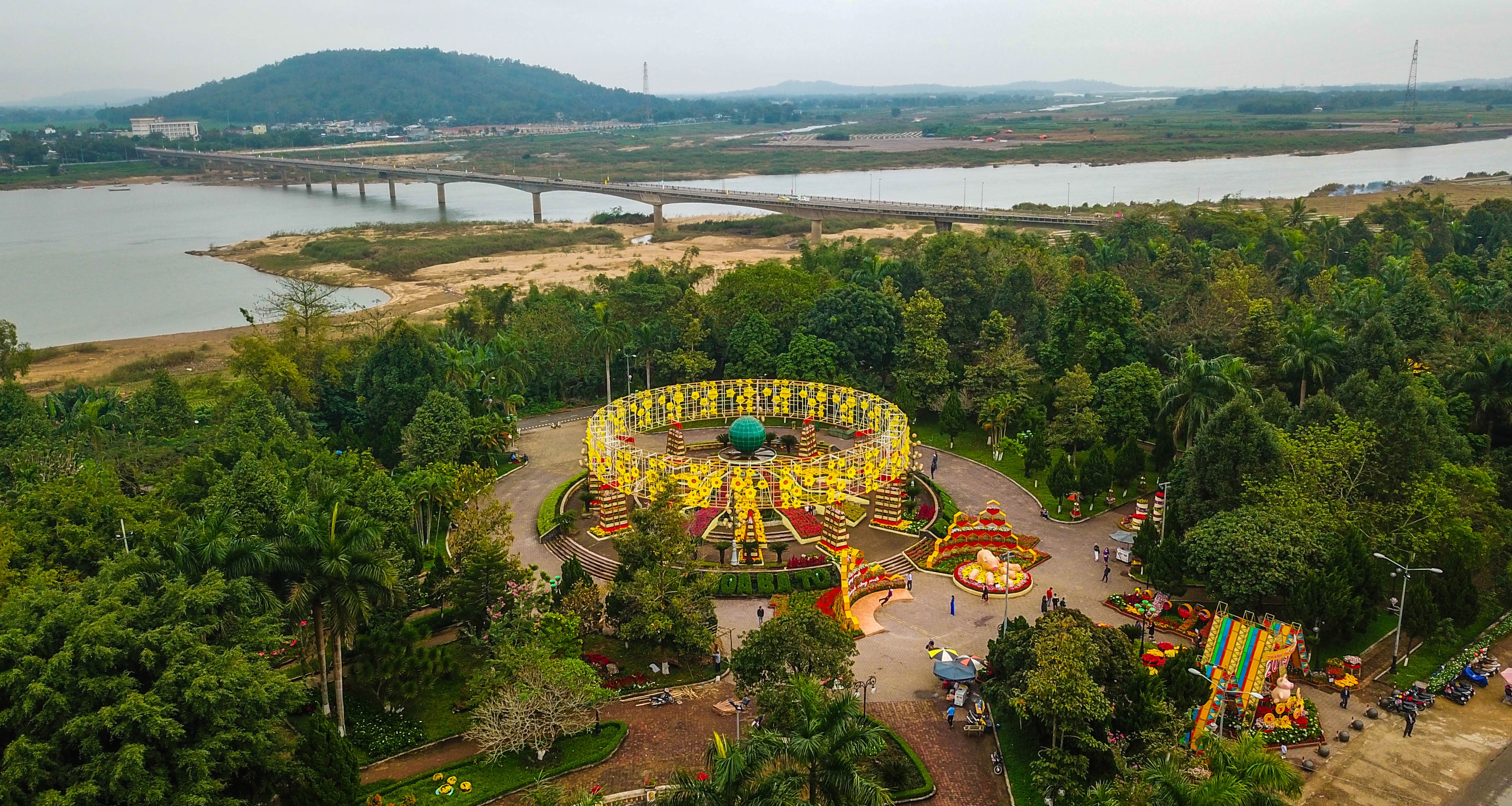 Cong vien hoa Tet Ba To Quang Ngai anh 1