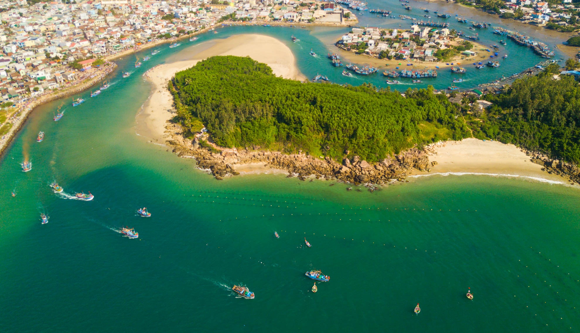Hang tram tau thuyen 'khoac ao moi' ruc ro ra khoi dau nam hinh anh