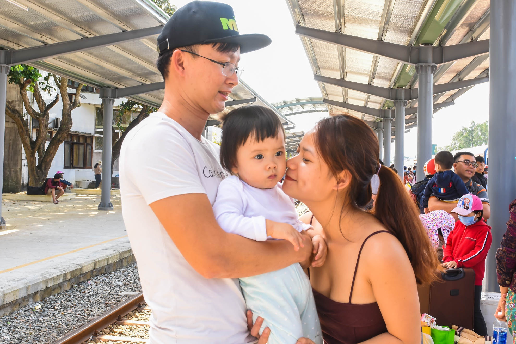 Khoanh khac chia ly xuc dong sau Tet o san ga hinh anh