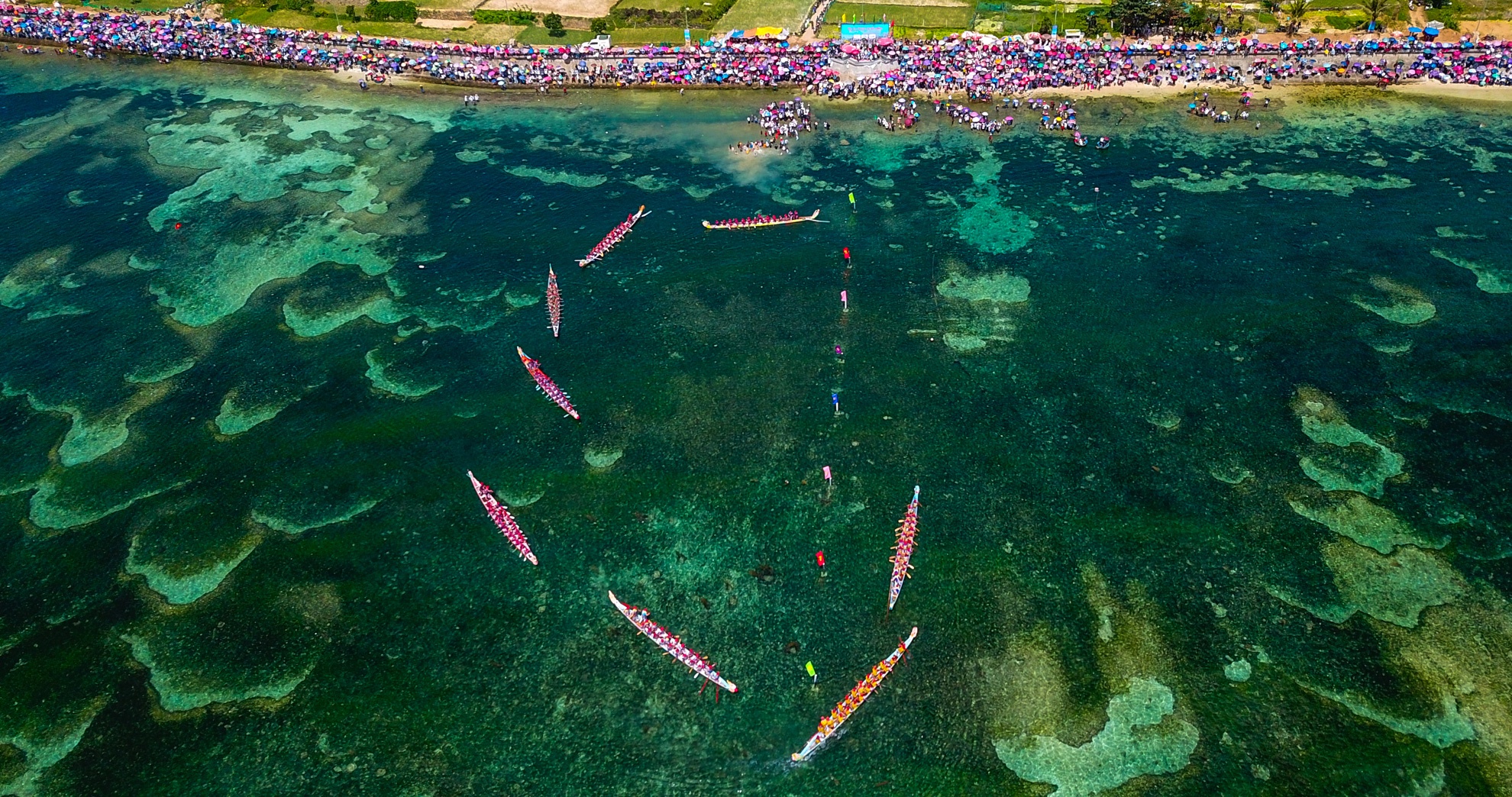 Dam minh trong nuoc bien Ly Son xem hoi dua thuyen tu linh hinh anh