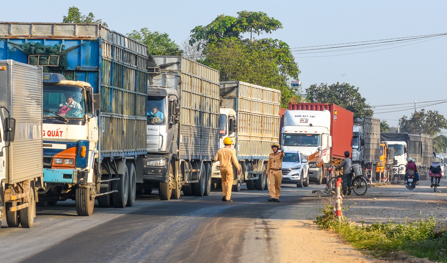 Giao thong quoc lo 1 hon loan sang cuoi tuan hinh anh