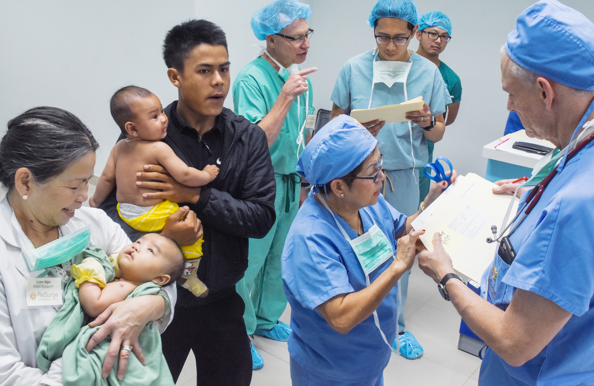 Phau thuat nu cuoi mien Trung anh 2