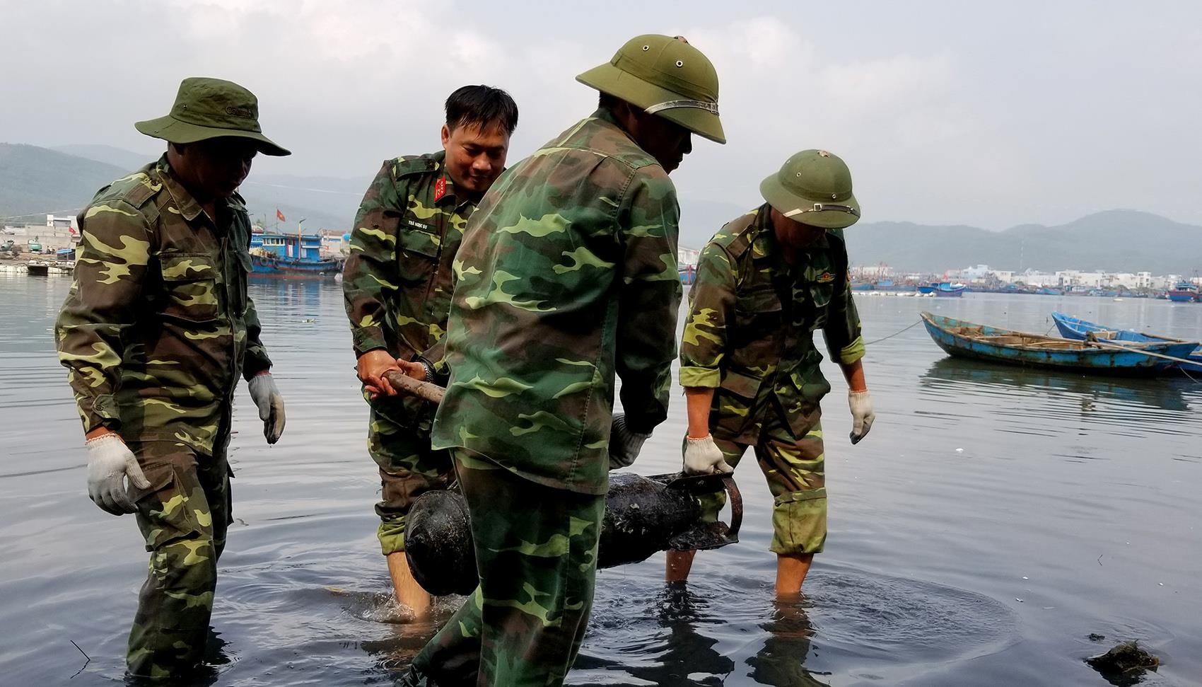 Tiêu hủy ngư lôi Quảng Ngãi ảnh 2 Tieu huy ngu loi Quang Ngai anh 2