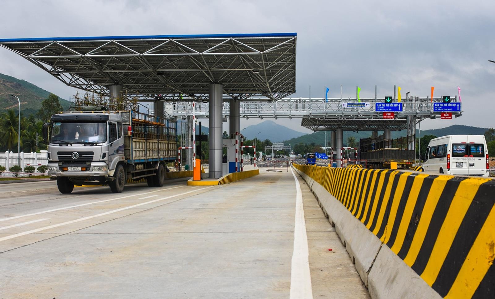Binh Dinh 'ganh' 4 tram thu phi BOT hinh anh