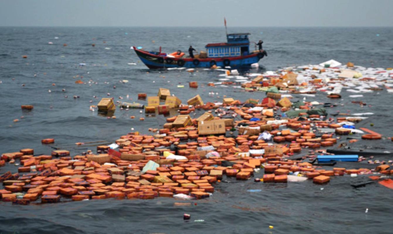 Song lon nhan chim tau cho hang, 7 thuyen vien thoat chet hinh anh