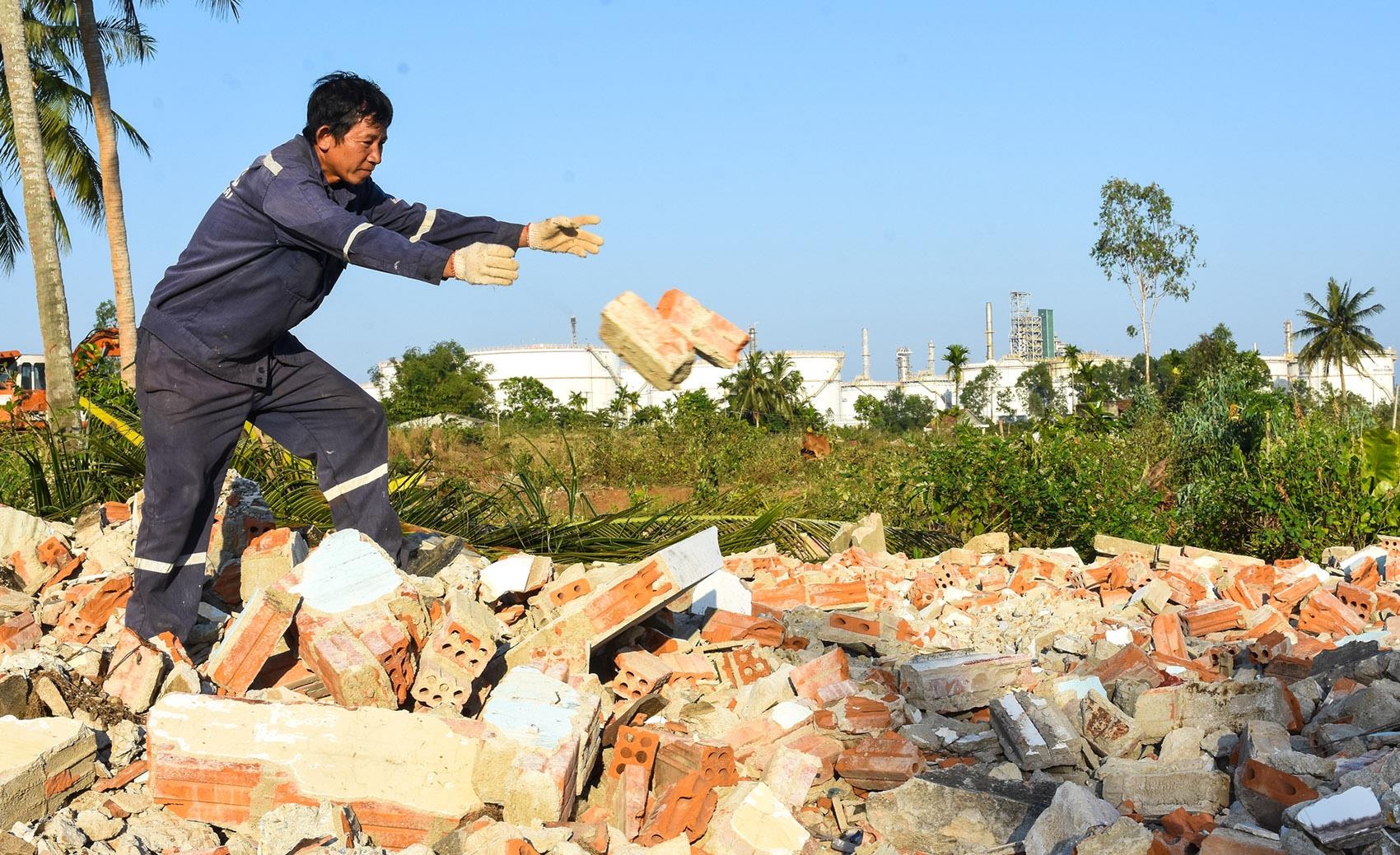 Hang nghin nguoi dan di doi nhuong dat mo rong loc dau Dung Quat hinh anh