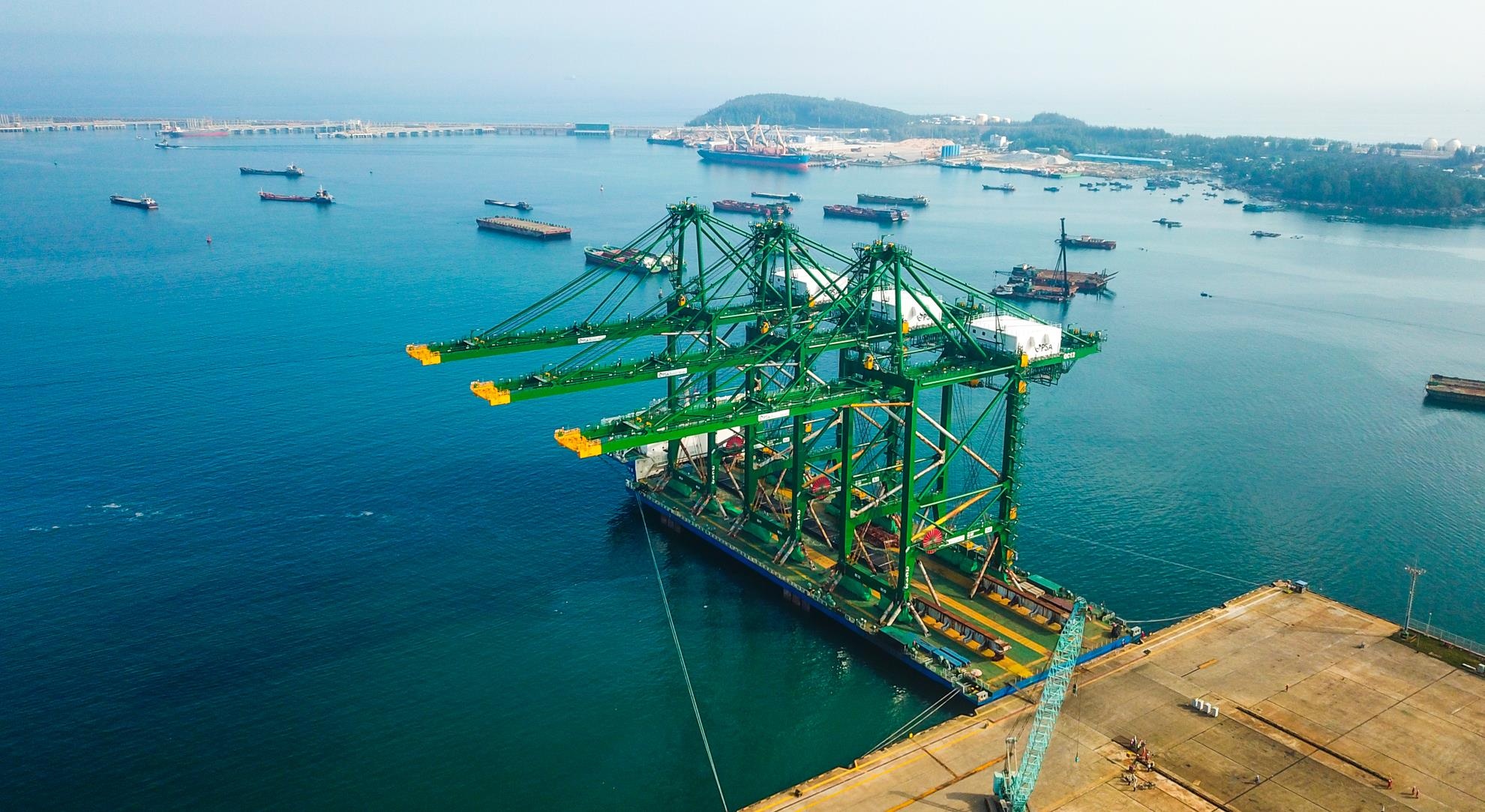 Xay cang container don tau hang sieu truong, sieu trong o mien Trung hinh anh