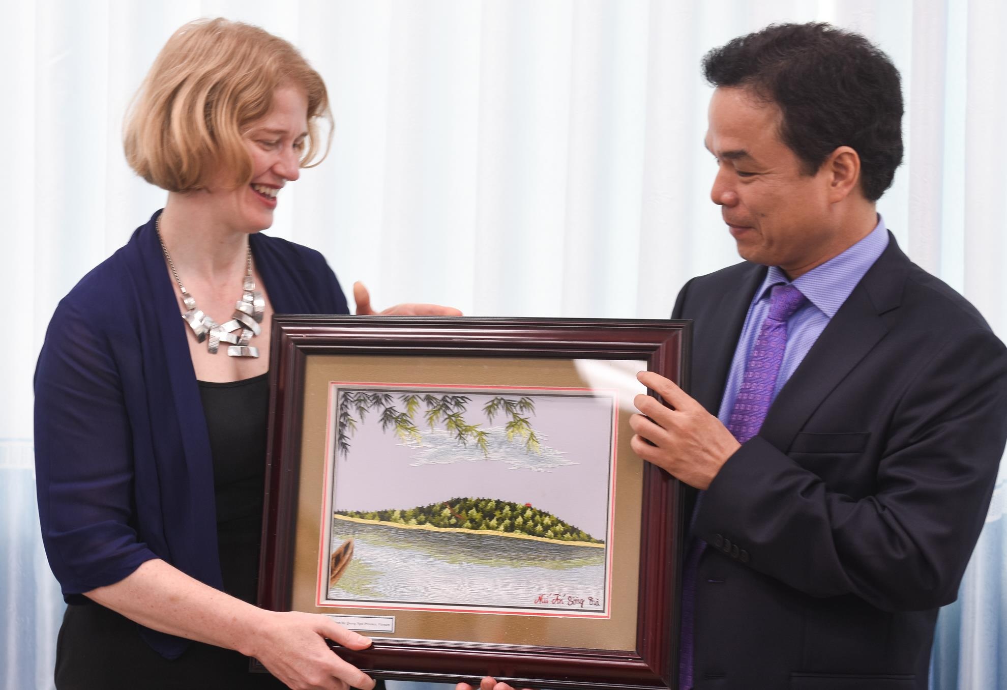 Đại sứ thăm trẻ em nghèo ảnh 3 Dai su tham tre em ngheo anh 3