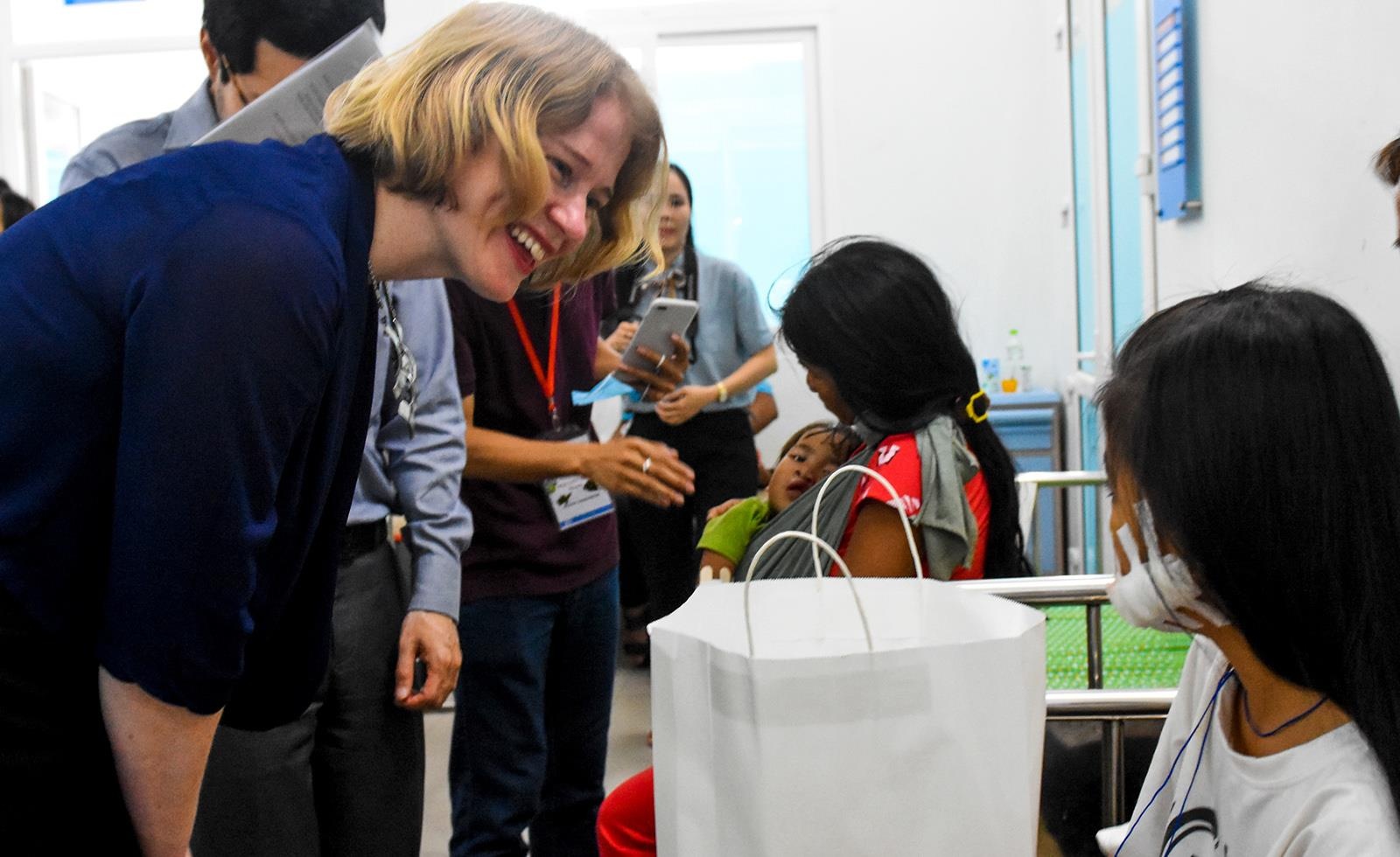 Hang chuc bac si quoc te  tim 'nu cuoi' cho tre em ngheo mien Trung hinh anh