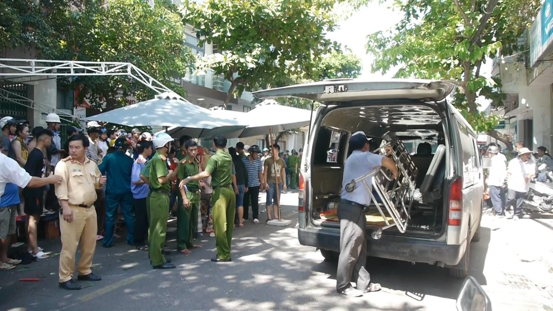 Xe lexus tông vào đám tang ảnh 2 Xe lexus tong vao dam tang anh 2