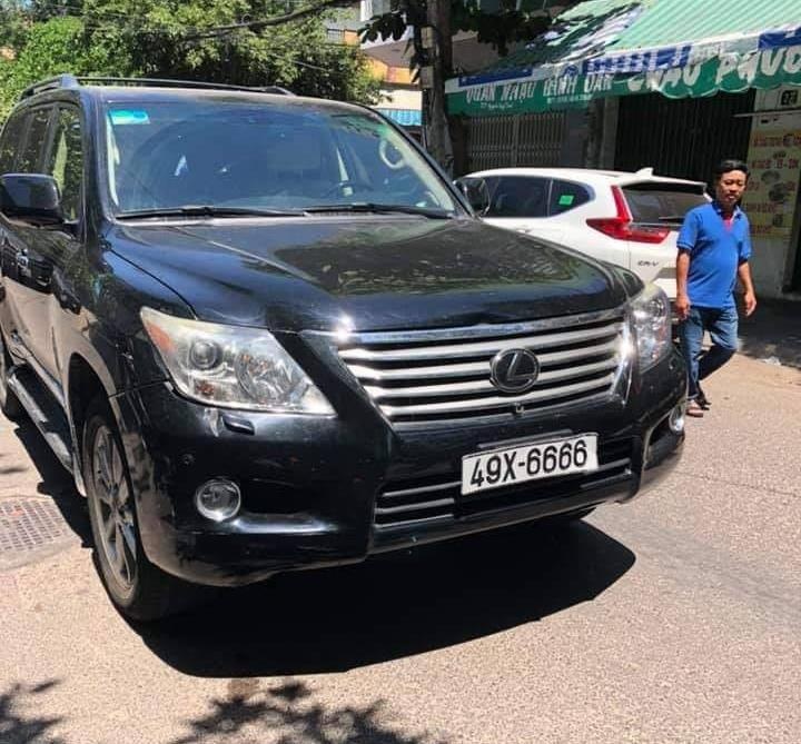 Xe Lexus bien 6666 lao thang vao dam tang, 3 nguoi chet hinh anh