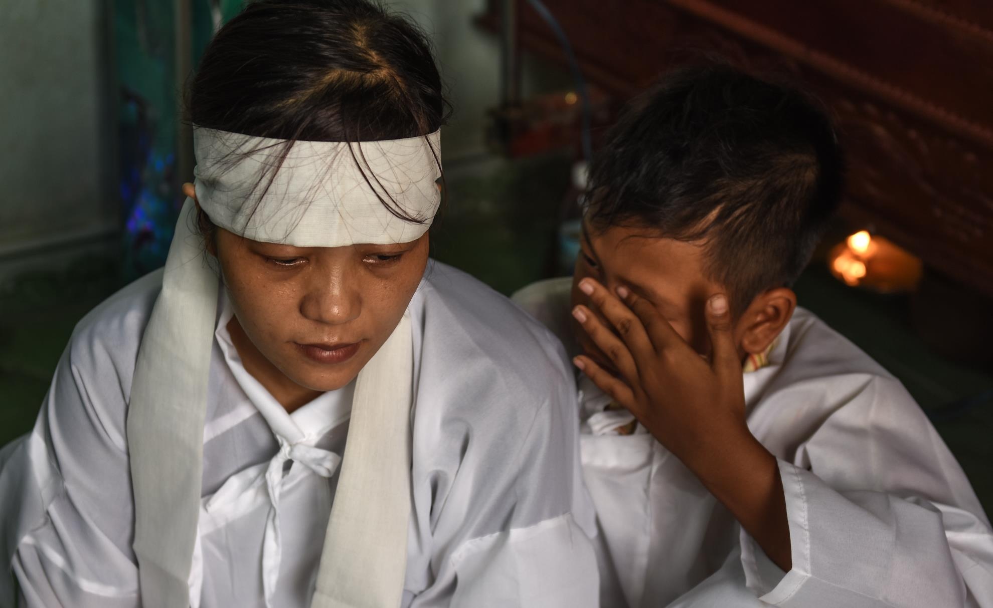 Xe lexus lao vào đám tang ảnh 2 Xe lexus lao vao dam tang anh 2