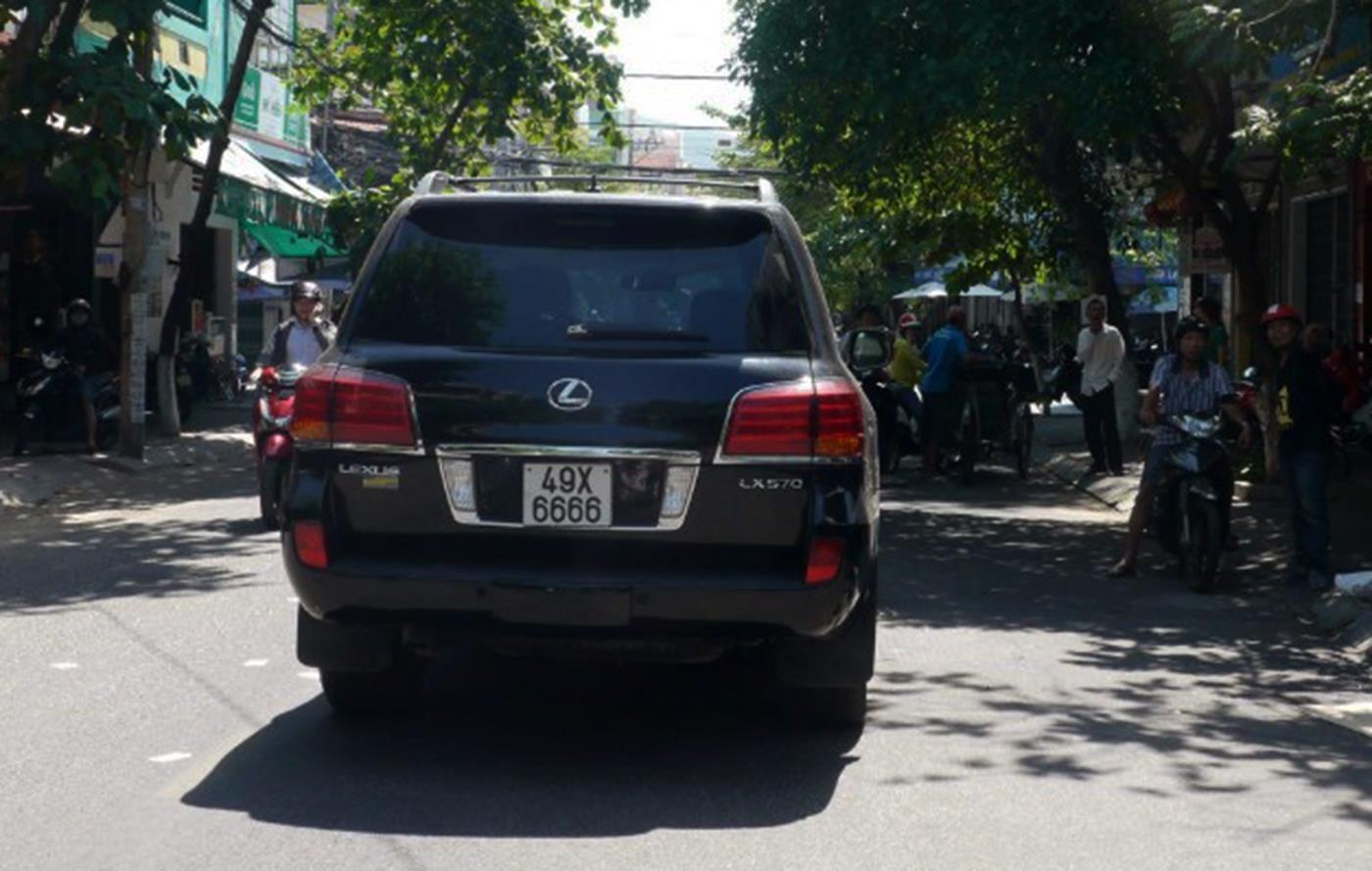 Xe lexus lao vao dam tang anh 3