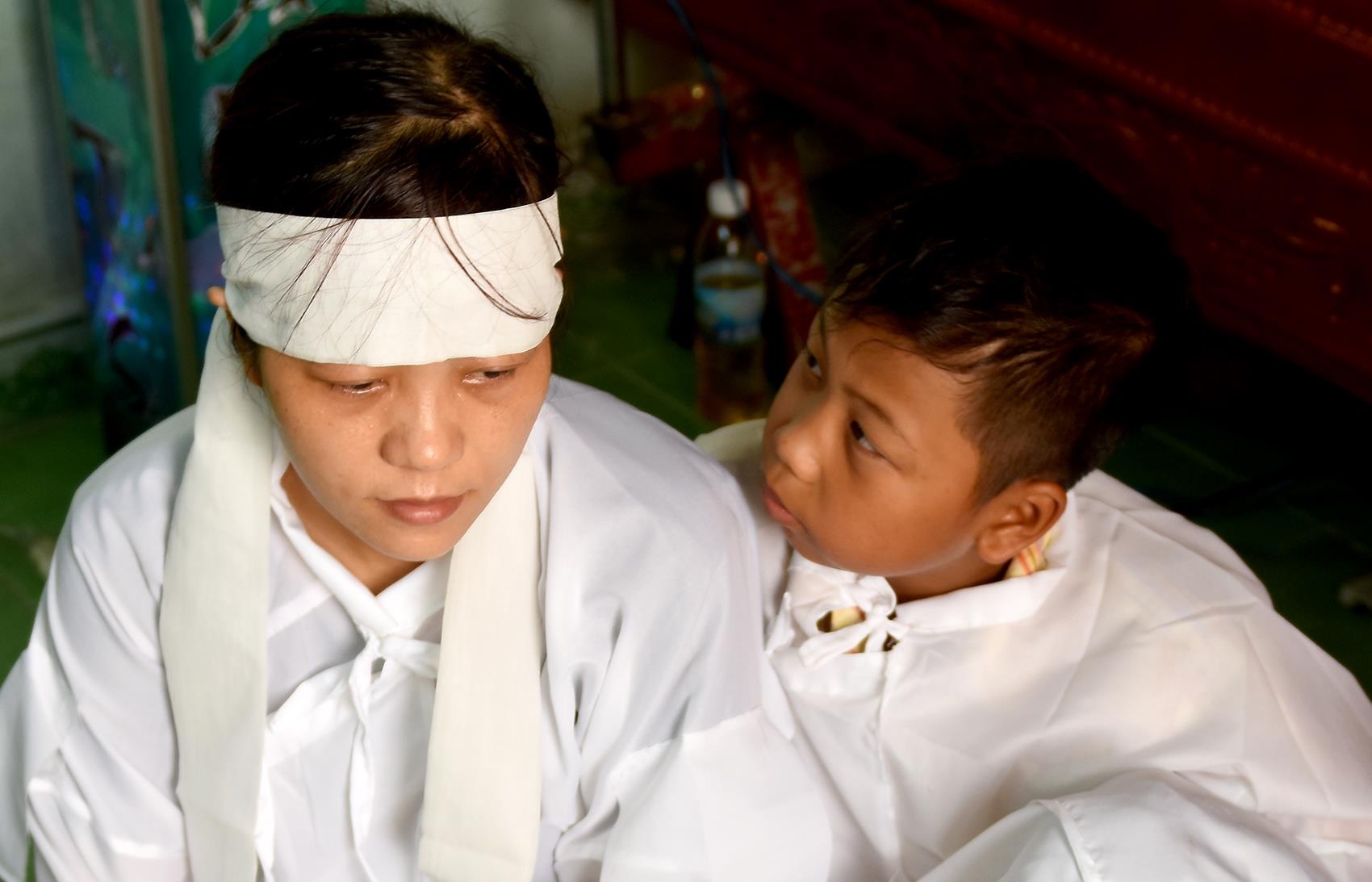 Binh Dinh huy dong 100% canh sat truc sau vu xe Lexus lao vao dam tang hinh anh